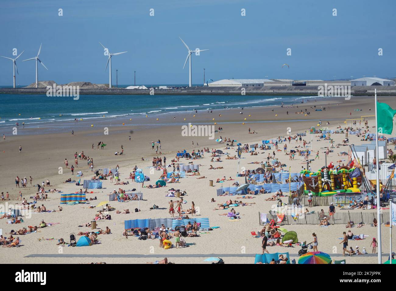 ©PHOTOPQR/VOIX DU NORD/Johan BEN AZZOUZ ; 14/07/2022 ; le Portel, le 14 juillet 2022. Beaucoup de monde sur la plage du portel ce 14 juillet. Tourisme, vacances. &PHOTO JOHANOHAN BEN AZZOUZ LA VOIX DU NORD - plages dans le Nord de la France Banque D'Images