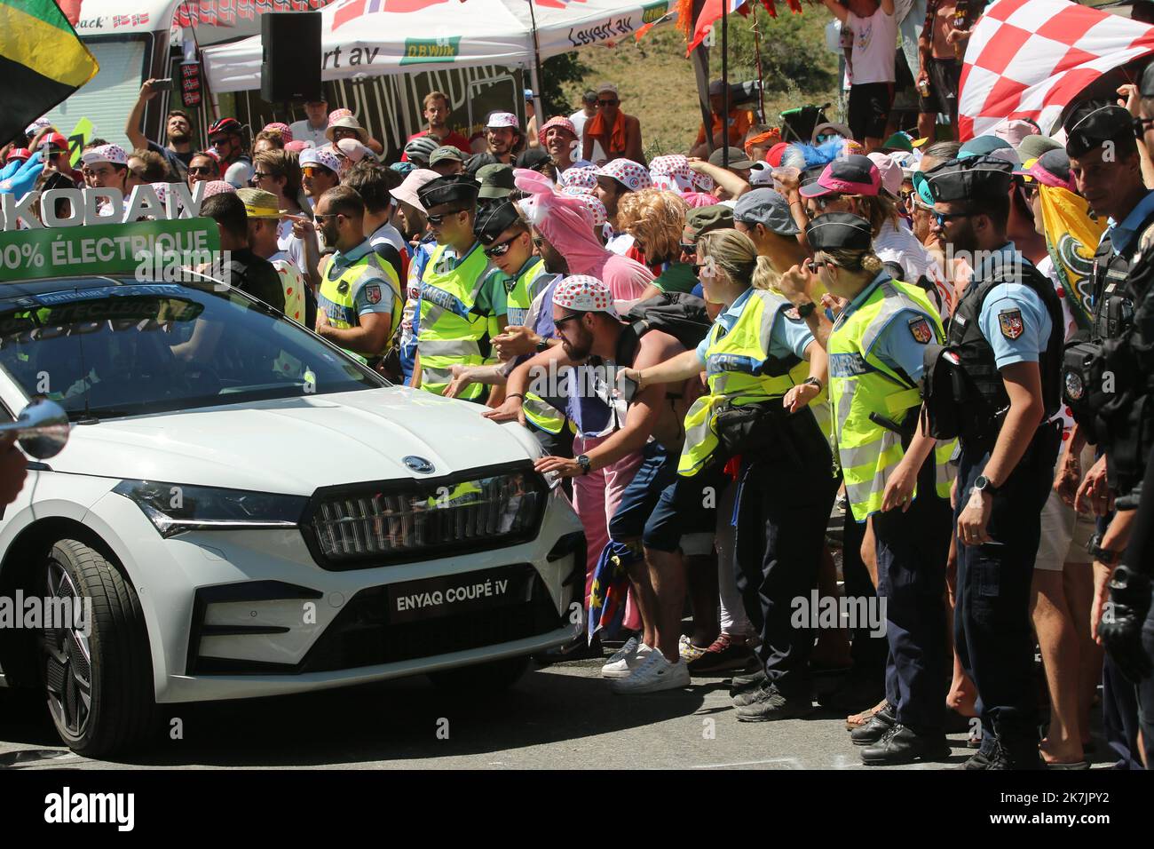 ©PHOTOPQR/LE COURRIER PICARD/HASLIN ; Alpe d'Huez ; 14/07/2022 ; 14/07/22 Tour de France 12eme etape Briançon - l'Alpe d'Huez ambiance ls gendarmes e le public dans un virage photo Fred Haslin - l'édition 109th de la course cycliste Tour de France a lieu du 01 au 24 juillet 2022 - Banque D'Images