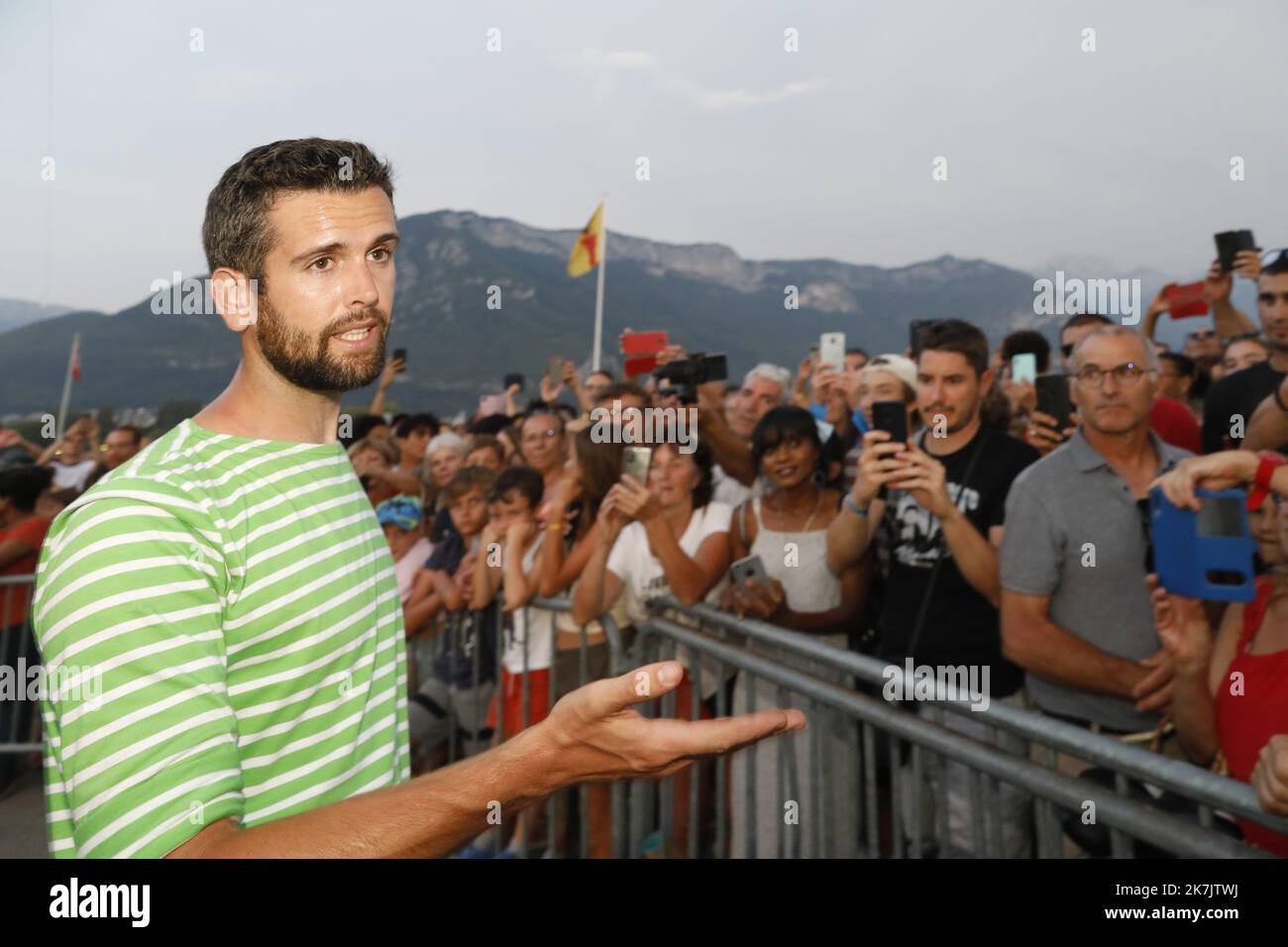 ©PHOTOPQR/LE DAUPHINE/Grégory YETCHMENIZA ; Annecy ; 19/07/2022 ; Grégory YETCHMENIZA / LE DAUPHINE LIBERE / Photopqr ANNECY (HAUTE-SAVOIE) LE 19 JUILLET 2022 Nathan Paulin et les funambules modernistes envahissent le lac. Une grande traversée entre le Pâquier et les Jardins de l'Europe. - Nathan Paulin et les marcheurs modernes de la corde raide envahissent le lac. Une grande traversée entre le Pâquier et les Jardins d'Europe. Banque D'Images