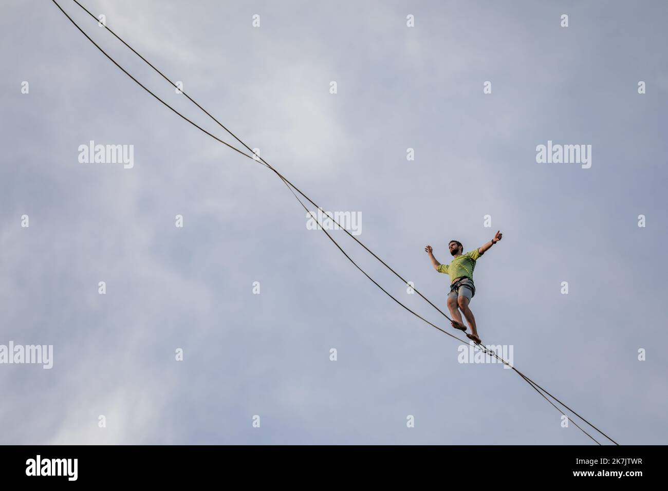 ©PHOTOPQR/LE DAUPHINE/Grégory YETCHMENIZA ; Annecy ; 19/07/2022 ; Grégory YETCHMENIZA / LE DAUPHINE LIBERE / Photopqr ANNECY (HAUTE-SAVOIE) LE 19 JUILLET 2022 Nathan Paulin et les funambules modernistes envahissent le lac. Une grande traversée entre le Pâquier et les Jardins de l'Europe. - Nathan Paulin et les marcheurs modernes de la corde raide envahissent le lac. Une grande traversée entre le Pâquier et les Jardins d'Europe. Banque D'Images