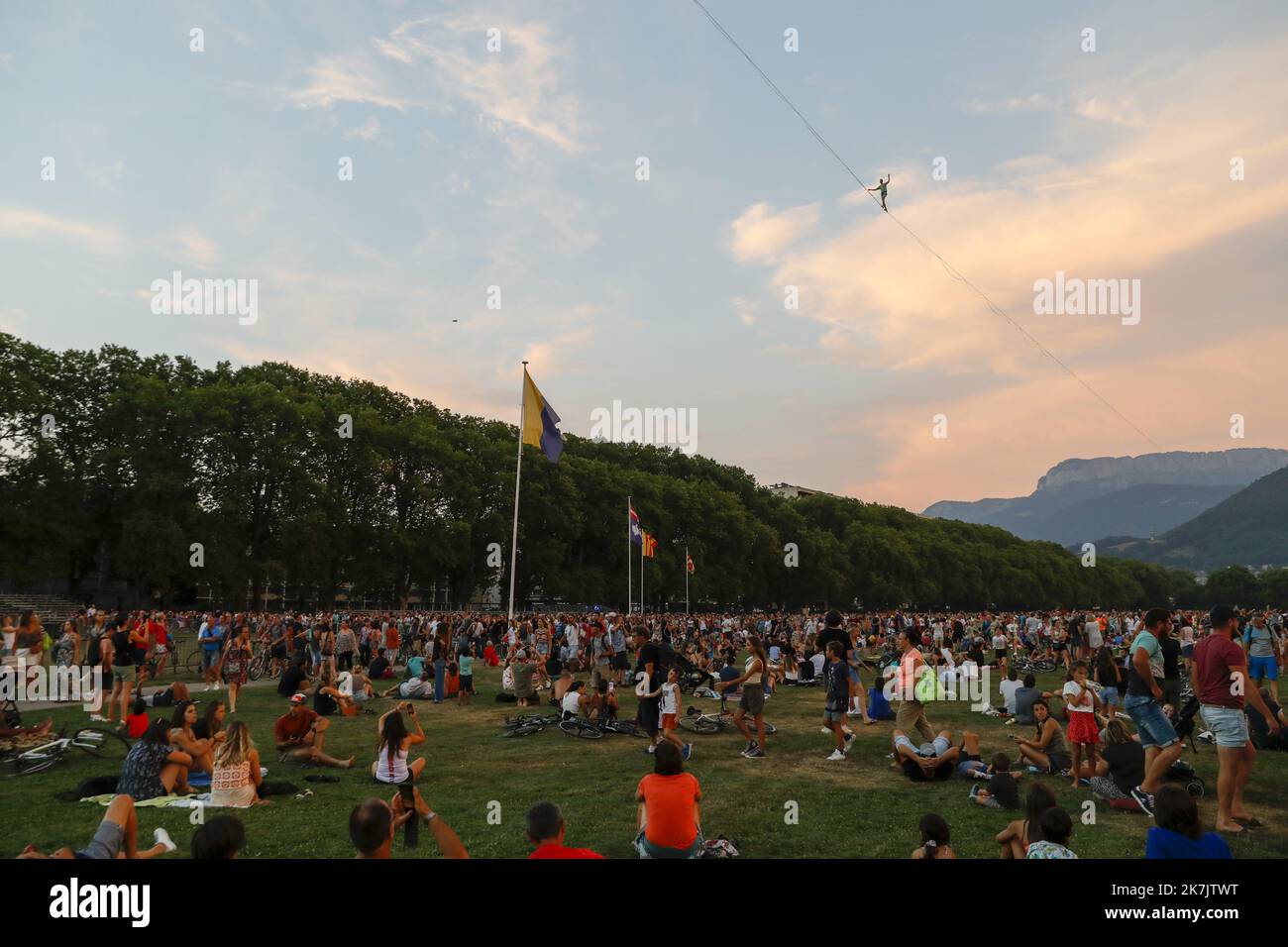 ©PHOTOPQR/LE DAUPHINE/Grégory YETCHMENIZA ; Annecy ; 19/07/2022 ; Grégory YETCHMENIZA / LE DAUPHINE LIBERE / Photopqr ANNECY (HAUTE-SAVOIE) LE 19 JUILLET 2022 Nathan Paulin et les funambules modernistes envahissent le lac. Une grande traversée entre le Pâquier et les Jardins de l'Europe. - Nathan Paulin et les marcheurs modernes de la corde raide envahissent le lac. Une grande traversée entre le Pâquier et les Jardins d'Europe. Banque D'Images