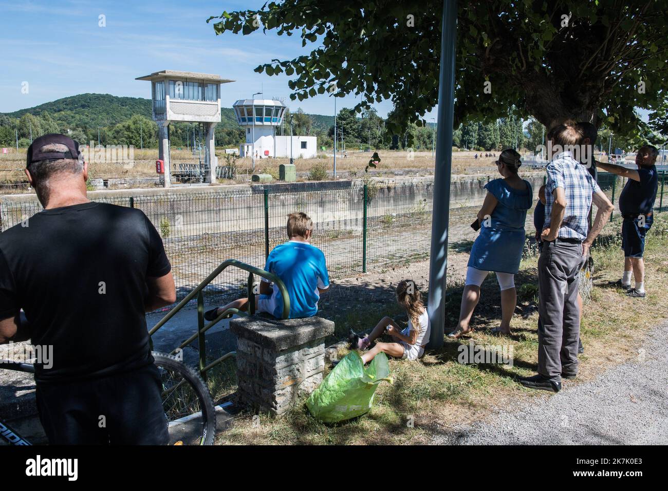 ©PHOTOPQR/Ouest FRANCE/Martin ROCHE / Ouest-FRANCE ; saint Pierre la Garenne ; 08/08/2022 ; reportage ce lundi 08 août 2022 à Saint Pierre la Garenne où le Béluga est bloqué dans l'écluse N D de la Garenne . La Préfecture , de la gendarmerie , de la police municipale et des pompiers sur place de nombreux touristiques et locaux sont venus tenter d'après l'animal photographe : Martin ROCHE - Saint Pierre la Garenne, France, août 8th 2022 Rapport ce lundi, 08 août 2022 à Saint Pierre la Garenne où le béluga est coincé dans le Banque D'Images