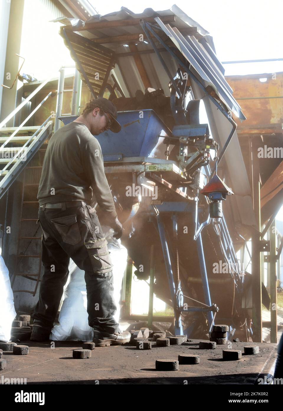 Grimma, Allemagne. 07th octobre 2022. Chez le détaillant de carburants Kohlen sparen, l'employé Pascal remplit les sacs de briquettes de lignite pour les clients. En raison des préoccupations concernant les pénuries de carburant et les augmentations des prix du pétrole, du gaz et de l'électricité, la demande de charbon et d'autres carburants comme alternative a fortement augmenté. De nombreux commerçants sont incapables de fournir des clients, car les briquettes vont actuellement aux centrales électriques au lignite pour assurer une alimentation sûre en électricité. (À dpa ''les gens vont geler en hiver': Les commerçants de charbon sonnent d'alarme') Credit: Waltraud Grubitzsch/dpa-Zentralbild/dpa/Alay Live News Banque D'Images