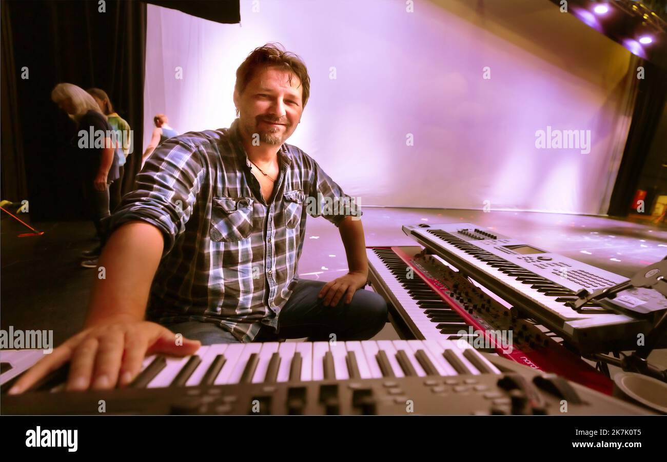 Duisburg, Allemagne. 14th octobre 2022. Wolfgang Dalheimer, claviériste, est assis à son instrument au Théâtre Am Marientor, lors des répétitions de la comédie musicale 'n'bit Frieden - Rock'n'Roll Summer'. La nouvelle comédie musicale Ralph Siegel devrait avoir sa première mondiale le 20 octobre 2022. (À dpa 'dernières répétitions pour Siegel musical 'N' bit of Peace' avant la première') Credit: Dieter Menne/dpa/Alay Live News Banque D'Images