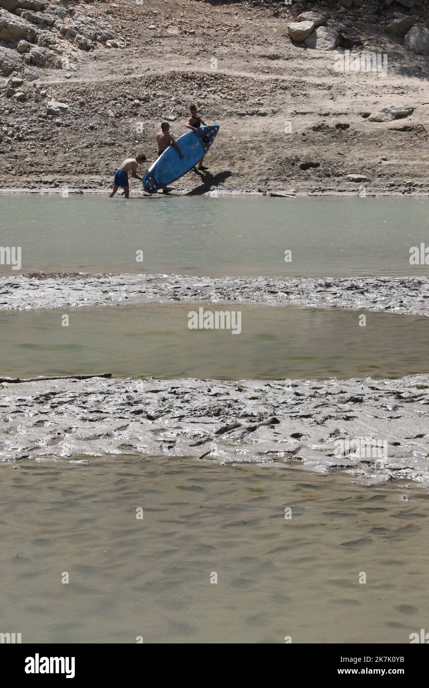 ©PHOTOPQR/LA PROVENCE/DUCLET Stéphane ; Moustiers-Sainte-Marie ; 09/08/2022 ; Secheresse au niveau du pont du Galetas, entrée des gorges du Verdon. 'La baignade et la remontée de toutes les embarcations dans les gorges du Verdon en amont du pont du Galetas sont interditess' indicent le site Internet des préfectures des Alpes-de-haute-Provence et du Var en date du 5 août. La fermette des gorges est matérialisée par une ligne de bouées. This Decision a be pry 'vu le defice hydrure exceptionnel de l'année 2022 engendrant un marnage important des eaux de la rétention'. - Verdon, France, augu Banque D'Images