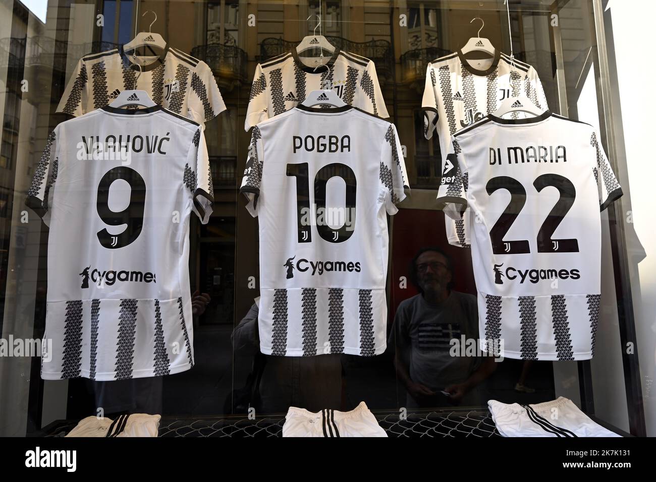 ©PHOTOPQR/L'EST REPUBLICAIN/ALEXANDRE MARCHI ; TURIN ; 10/08/2022 ; SPORT - FOOTBALL - JUVENTUS DE TURIN - JUVE - POGBA - MERCHANDISING - MAILLOT - CYGAMES - VLAHOVIC - DI MARIA. Turin 10 août 2022. Le lot numérique 10 du joueur international français Paul POGBA qui relance jouer à la Juventus se vend très bien dans une boutique du club de foot italien. PHOTO Alexandre MARCHI. - Turin, Italie, août 10th 2022 le maillot numéro 10 du joueur international français Paul POGBA qui revient jouer à Juventus se vend très bien dans une boutique du club de football italien. Banque D'Images