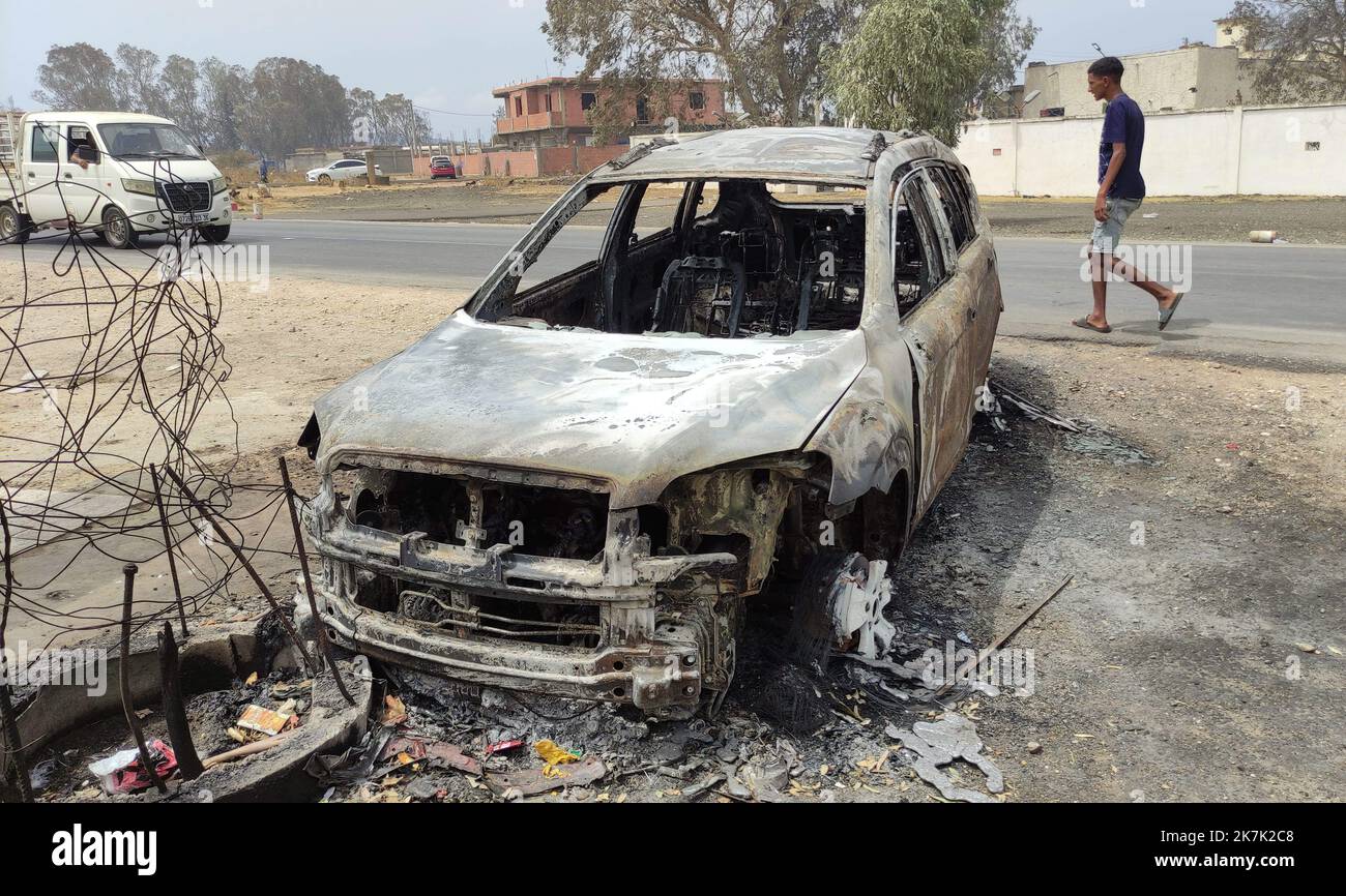 ©ALI / APP/MAXPPP - les incendies de forêt, qui se sont intensifiées mercredi en raison d'un canicule dans l'algérien, ont fait au moins 37 morts, selon le dernier bilan de la protection civile. Photo des incendies de forêt dans la Citadelle du gouvernorat d'Al-Turaif le 18 Aout 2022 - Al-Turaif, Algérie, août 18th 2022 dommages causés par des incendies de forêt Banque D'Images