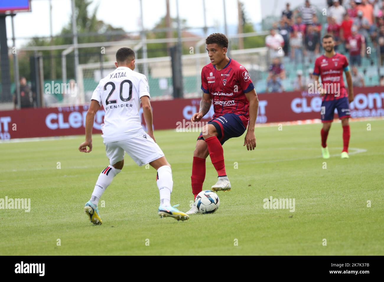 Thierry LARRET / MAXPPP. Football.Ligue 1 Uber Eats. Clermont foot 63 vs OGC Nice. Stade Gabriel Montpied. Clermont-Ferrand (63) le 21 aout 2022. BORGES Neto (CLR) Youcef ATAL (NIC) Banque D'Images
