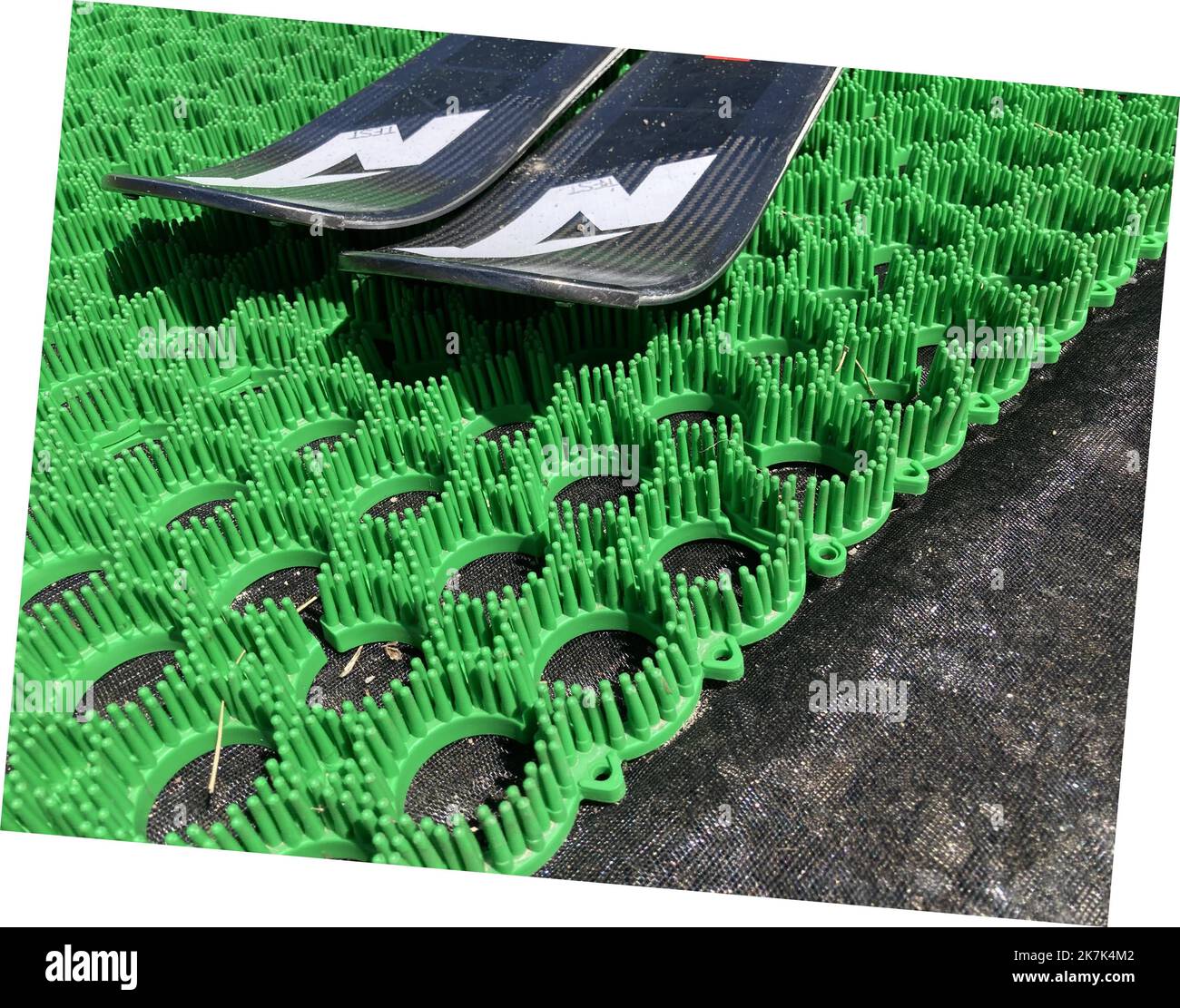 ©PHOTOPQR/LA PROVENCE/AUTRE ; autre ; 31/07/2022 ; la station de ski de la Foux d'Allos a installé une piste de plastique baptisée Dry Slope pour permetre aux vacances de faire du ski en été sortie piste photo Jean Christophe MAGENET - la Foux d'Allos, France, juillet 31st 2022. Ski en été sur la piste sèche (bande plastique), ou ce pourrait être une solution pour le manque de neige Banque D'Images