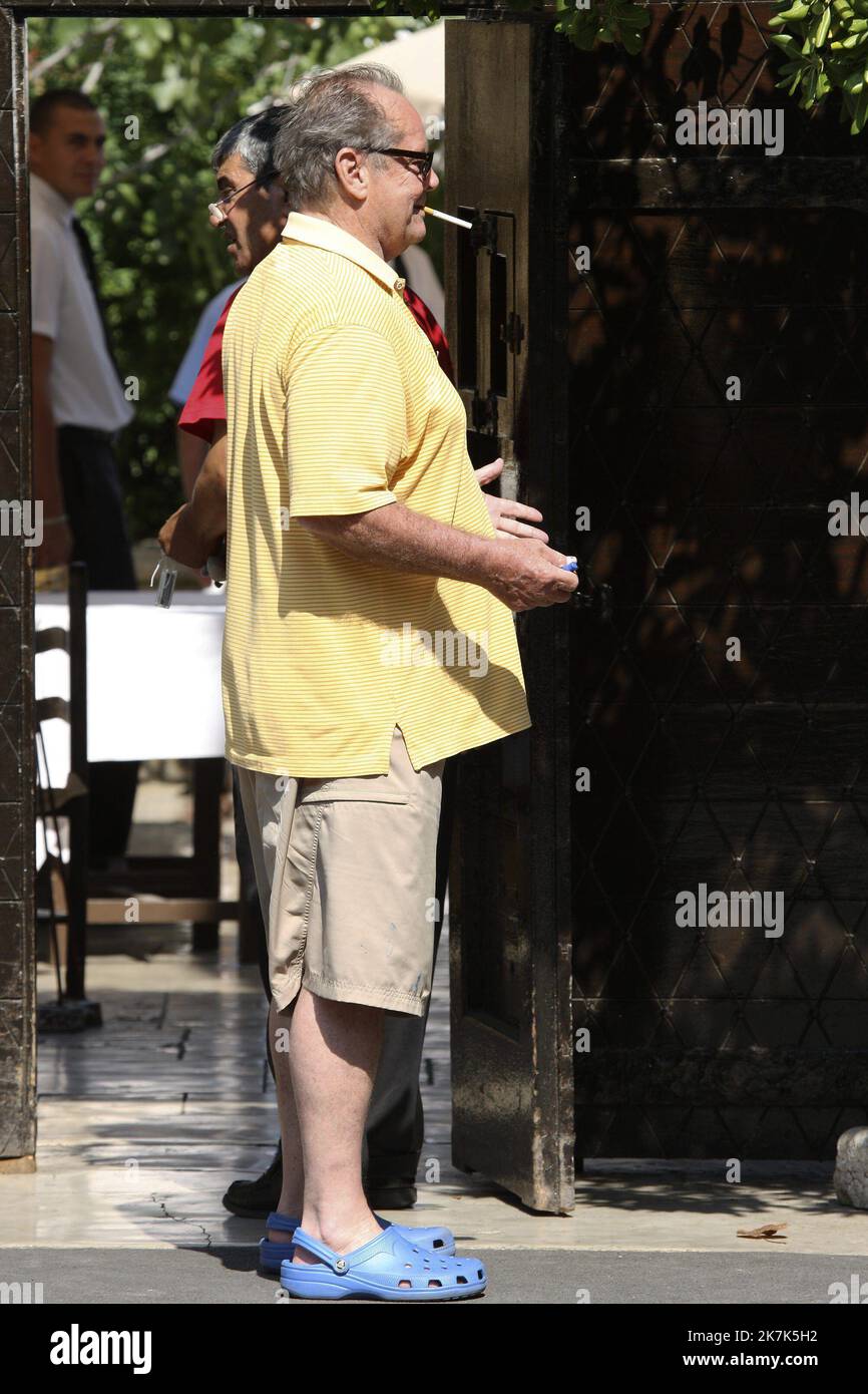 ©François Glories/MAXPPP - 29/07/2009 l'acteur américain Jack Nicholson (à Crock) et sa fille Lorraine déjeunent à la Colombe d'Or, dans le village de Saint Paul de Vence (Côte d'Azur) et rencontrent Bill Wyman (bassiste britannique, membre historique des Rolling Stones), et offrent un feu au policier du village. Saint Paul de Vence.29 juillet 2011. -PHOTOS- Banque D'Images