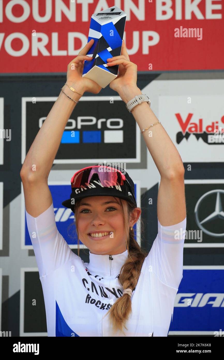 ©Pierre Teyssot/MAXPPP ; UCI 2022 coupe du monde de VTT à Commezzadura sur 4 septembre 2022. Finales Cross Country Olympic races and podium, Line Burquier (FRA) remporte l'ensemble des U23 Â© Pierre Teyssot / Maxppp Banque D'Images