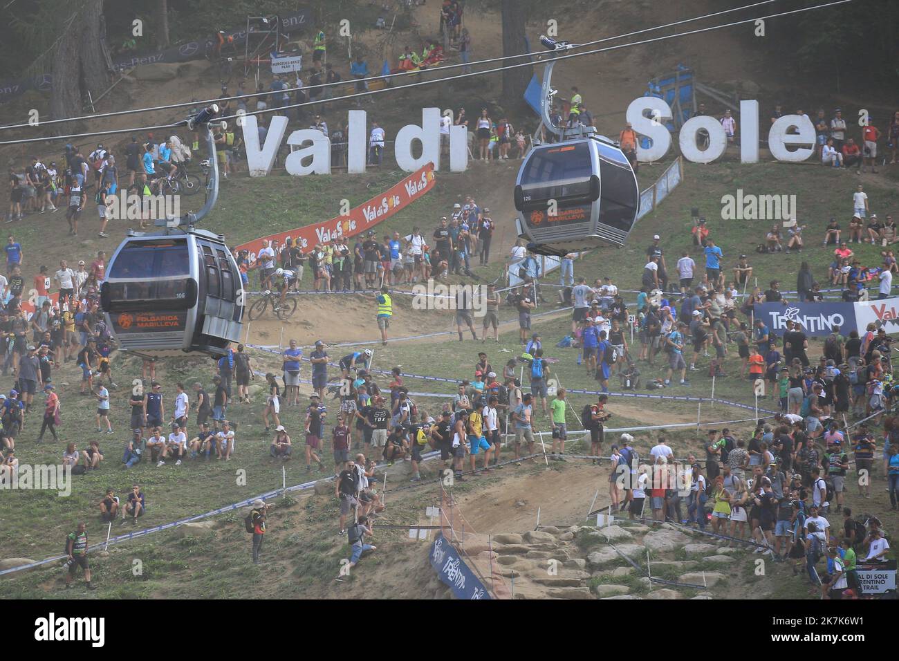 ©Pierre Teyssot/MAXPPP ; UCI 2022 coupe du monde de VTT à Commezzadura sur 4 septembre 2022. Finales Cross Country Olympic Men Race Un téléphérique est vu devant la course, en raison du prix de l'électricité, la saison d'hiver pourrait être difficile pour l'industrie du ski. Â© Pierre Teyssot / Maxppp Banque D'Images