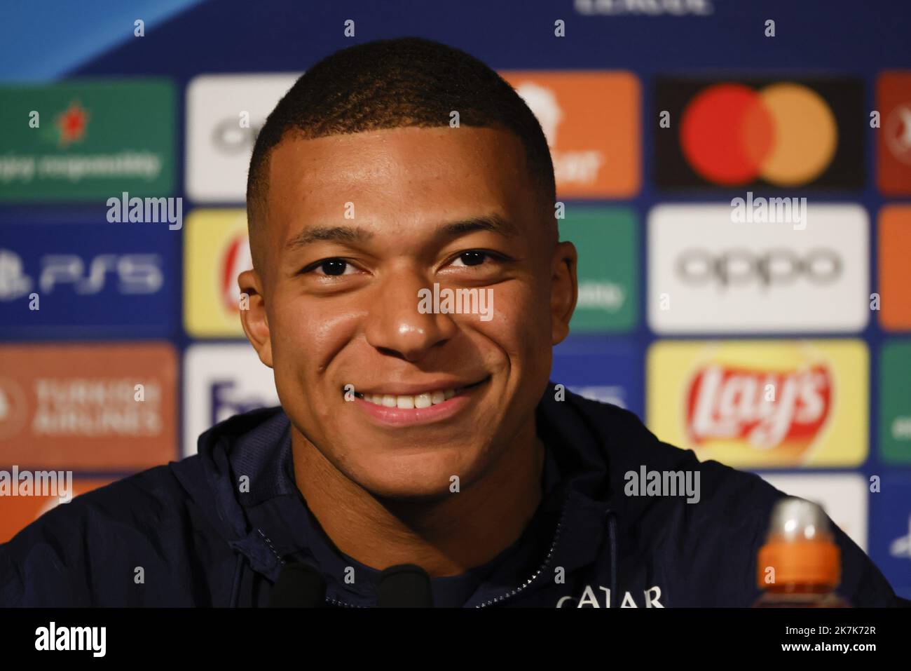 ©PHOTOPQR/LE PARISIEN/olivier corsan ; Paris ; 05/09/2022 ; Paris, France, le 5 septembre 2022. Conférence de presse de Kylian Mbappé (survêtement) et Christophe Galtier (polo blanc) au Parc des Princes avant la rencontre qui oppposera leur club, le Paris Saint-Germain PSG, à la Juventus de Turin en ligue des Champions ou photo de la Ligue des Champions : LP /Olivier Corsan - Conférence de presse du PSG avant le match de ligue des champions contre Juventus Banque D'Images