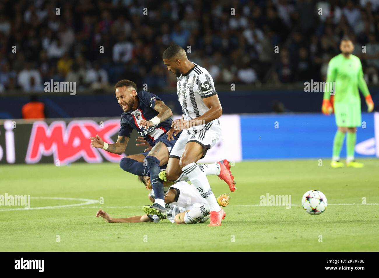 ©PHOTOPQR/LE PARISIEN/LP / ARNAUD JOURNOIS ; PARIS ; 06/09/2022 ; FOOTBALL , LIGUE DES CHAMPIONS , PHASE DE GROUPE , 1ERE JOURNEE , 06/09/2022 PARIS PARC DES PRINCES / PARIS SG - JUVENTUS TURIN TACLE SUR NEYMAR PHOTO LP/ARNAUD JOURNOIS PHOTO LP/ARNAUD JURNOIS Banque D'Images