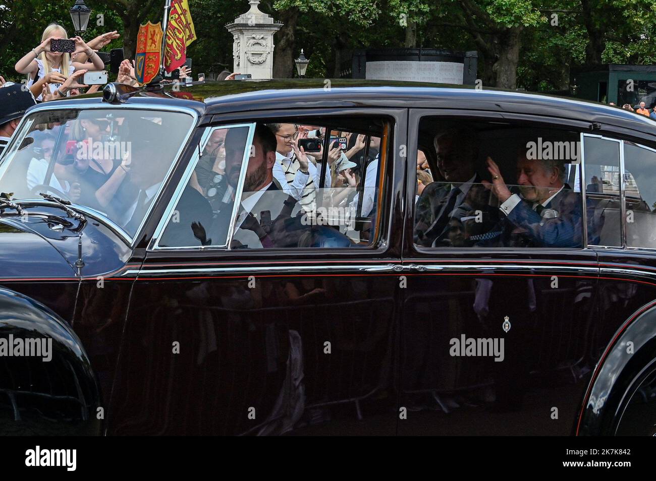 ©Julien Mattia / le Pictorium / MAXPPP - Londres 11/09/2022 Julien Mattia / le Pictorium - 11/9/2022 - Royaume-Uni / Londres / Londres - le Roi Charles III arrivent devant les grilles du Palais de Buckingham, a Londres, le 11 septembre 2022 / 11/9/2022 - Royaume-Uni / Londres / Londres - le roi Charles III arrive devant les portes de Buckingham Palace, Londres, 11 septembre 2022 Banque D'Images