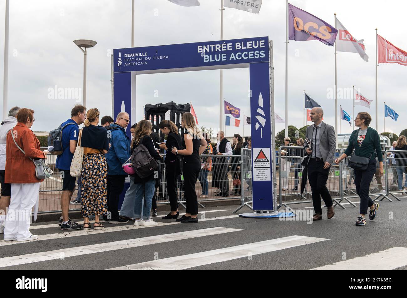 ©PHOTOPQR/OUEST FRANCE/Martin ROCHE / OUEST-FRANCE ; deauville ; 03/09/2022 ; ce samedi 3 septembre 2022 , la 48? édition du Festival du cinéma américain de Deauville 2022 ici le public ayant la file d'attente photographe Martin ROCHE - Festival de Deauville 3 septembre 2022 Banque D'Images