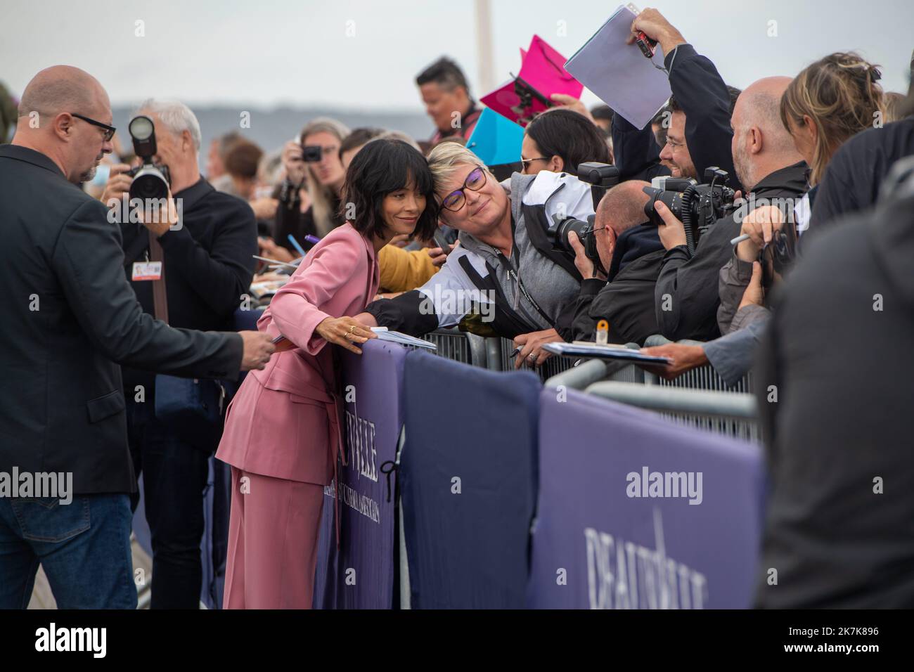 ©PHOTOPQR/Ouest FRANCE/Martin ROCHE / Ouest-FRANCE ; deauville ; 06/09/2022 ; ce mardi 6 septembre 2022 , la 48 ? édition du Festival du cinéma américain de Deauville 2022 inauguration de la cabine de plage et série de spectacles de Thandie Newton Photographe Martin ROCHE - 48th American film Festival à Deauville, France, le 6th 2022 sept Banque D'Images