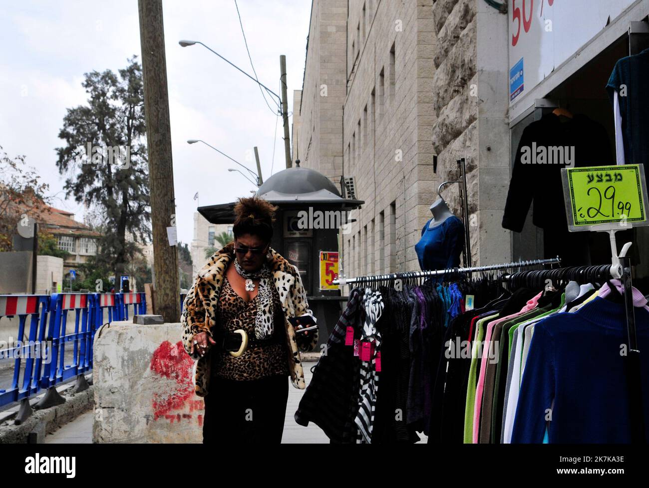 Une femme israélienne vêtue d'une chemise et d'une veste à motif léopard qui marche dans la rue Jaffa à Jérusalem, en Israël. Banque D'Images