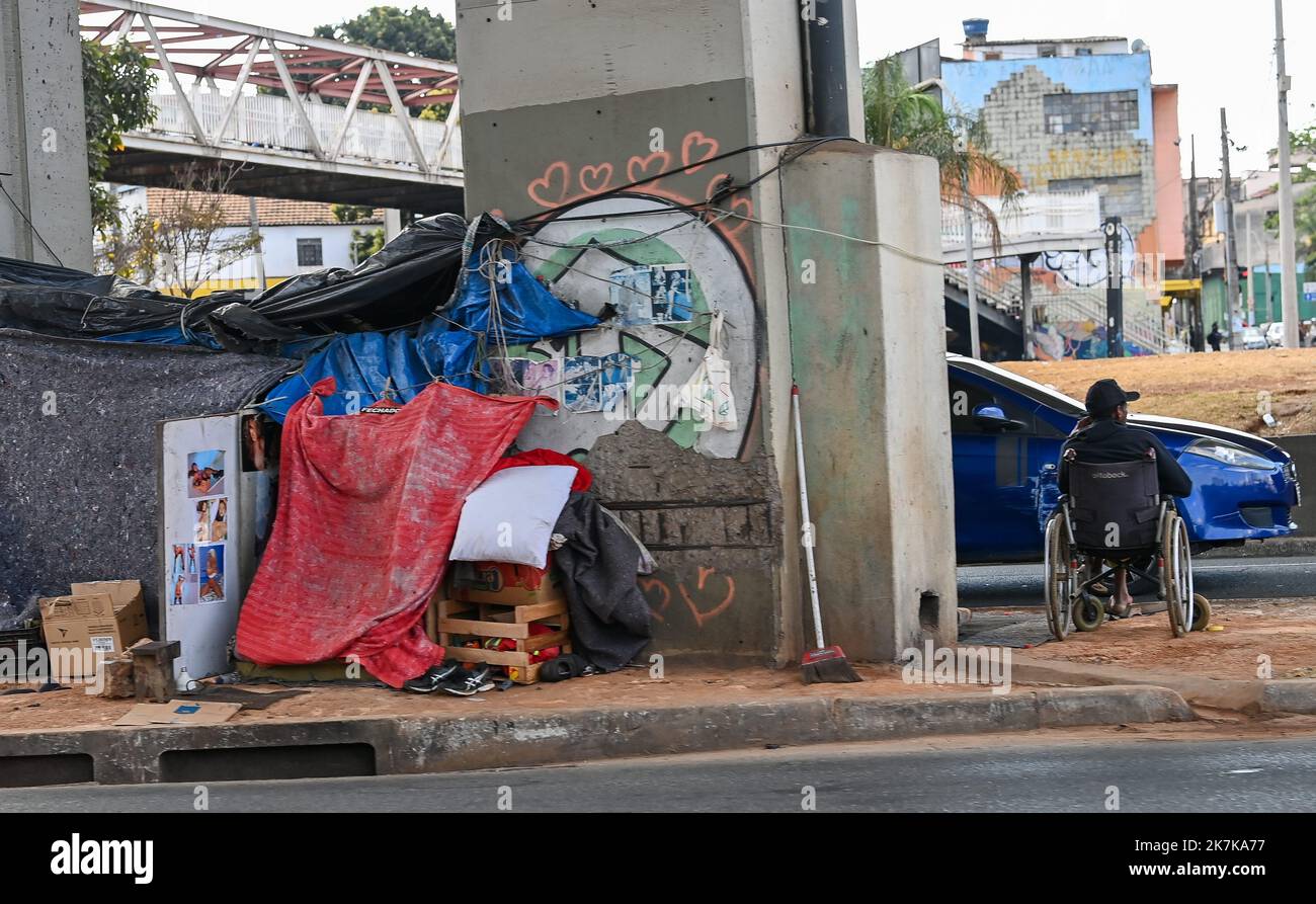 ©PHOTOPQR/OUEST FRANCE/Franck Dubray ; Belo Horizonte ; 20/08/2022 ; Rapport au Brésil avant les élections principales qui ont lieu en octobre.?scène de la vie quotidienne dans la ville de Belo Horizonte avec l'urbanisation et les noms des immeubles la pauvreté et les sans domiciles fixés par sdf qui vivent sous les ponts. (Photo Franck Dubray) - Brésil avant les élections présidentielles d'août 2022 Banque D'Images