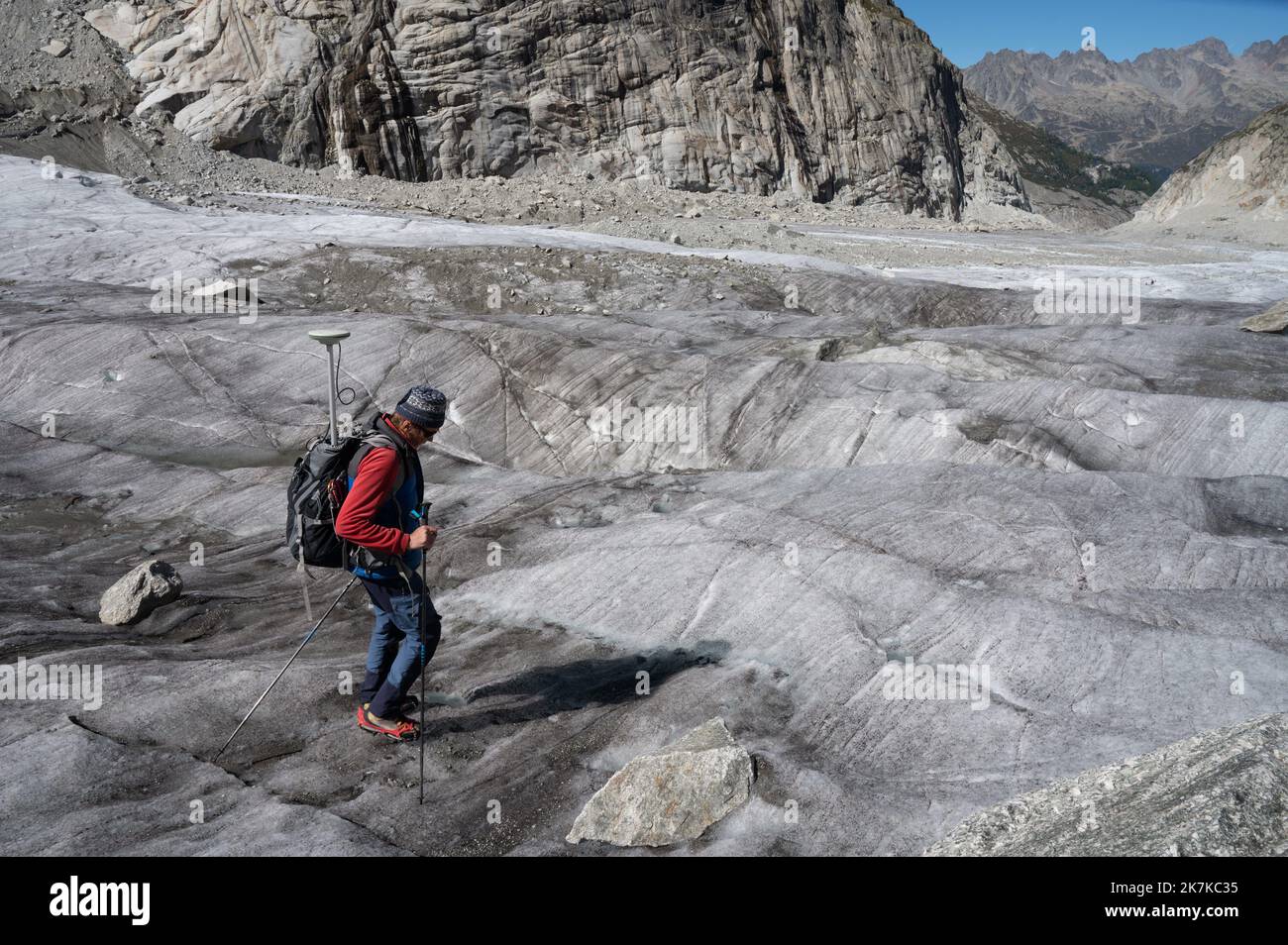 ©PHOTOPQR/OUEST FRANCE/DAVID ADEMAS / OUEST-FRANCE ; CHAMONIX MONT-BLANC ; 12/09/2022 ; CHRISTIAN VINCENT , GLACIOLOGUE , Chercheur au CNRS à l’institut des négociations de Grenoble , ici au Tacul l’un sommet du massif du Mont-blanc , sur la glacier la Mer de glace . Photo réalisée le 12 septembre 2022 , lors d’une mission d’implantation et de pertinence de mises en balles qui permit de connaitre l’évolution du glacier . PHOTO : DAVID ADEMAS / OUEST-FRANCE - la Mer de glace est le plus grand glacier de France mesures pour évaluer le glacier 12 septembre 2022 Banque D'Images