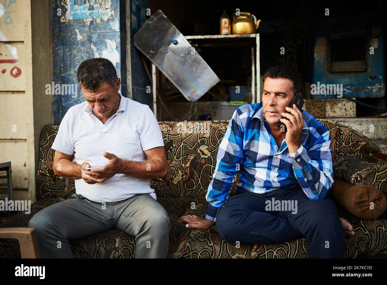 ©Thibault Savary / le Pictorium / MAXPPP - Erbil 09/10/2019 Thibault Savary / le Pictorium - 09/10/2019 - Irak / Kurdistan / Erbil - deux hommes professionnels d'un chai en fin de séjour en téléphonant, a Erbil Kurdistan Irakien. / 09/10/2019 - Irak / Kurdistan / Erbil - deux hommes qui prennent un thé tout en utilisant leur smartphone. Banque D'Images