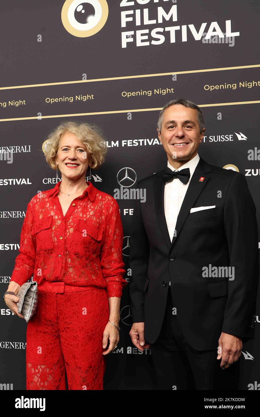 ©Francois Glories/MAXPPP - 22/09/2022 Directeur de ZFF Christian Jungen, Elke Mayer, Ignazio Cassis (Président de la Suisse), Corine Maur (Maire de Zurich) et des invités assistent sur le tapis vert pour la projection du film Netflix "les nageurs" lors de la cérémonie d'ouverture du Festival du film de Zurich the18th à Zurich, en Suisse. 22 septembre 2022. Banque D'Images