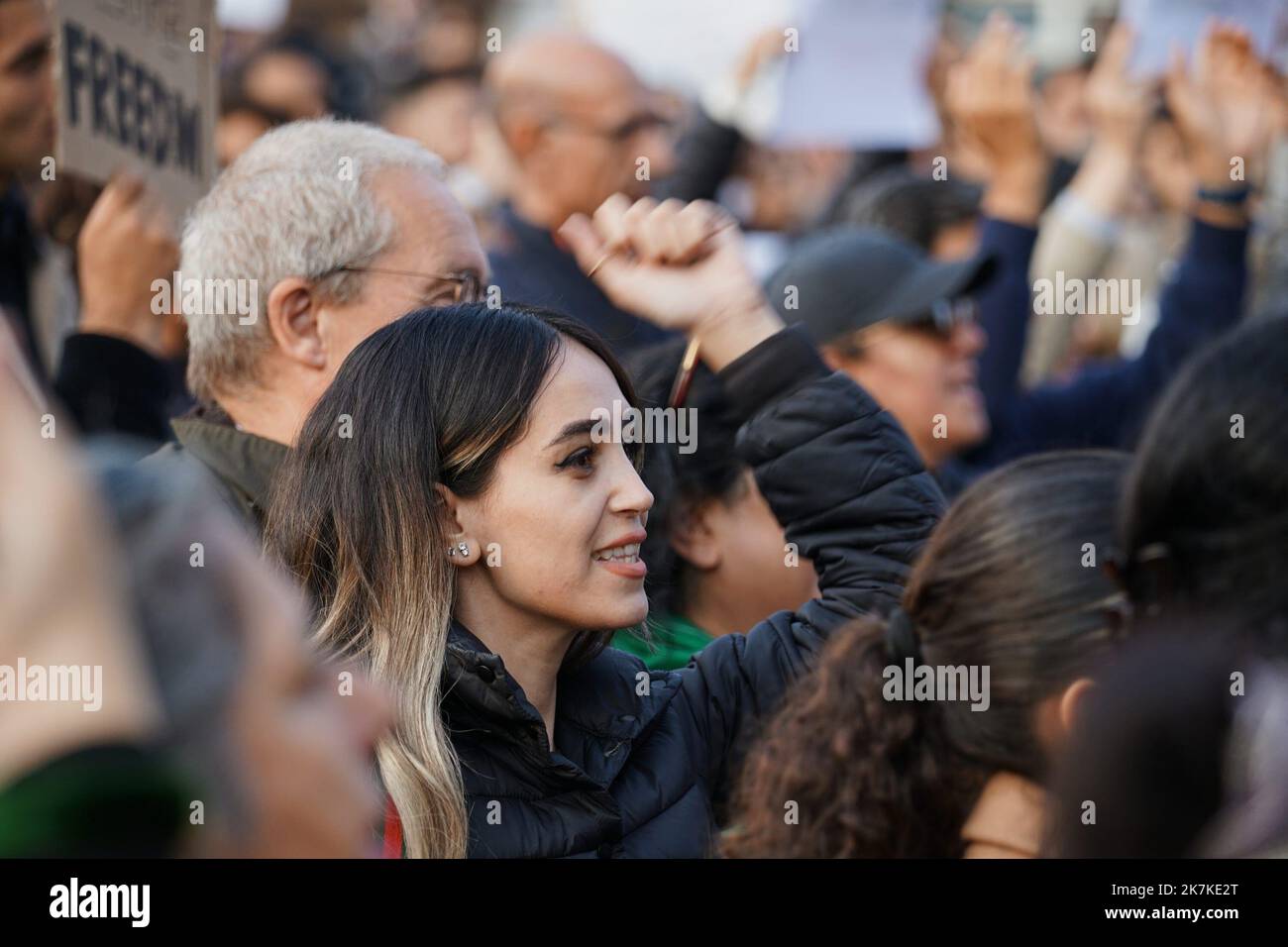 ©Thibault Savary / le Pictorium / MAXPPP - Copenhague 24/09/2022 Thibault Savary / le Pictorium - 24/9/2022 - Danemark / Copenhague - une jeune femme d'origine Iranienne bande des slogans anti régime. / 24/9/2022 - Danemark / Copenhague - Une femme crie des réclamations contre le régime. Banque D'Images