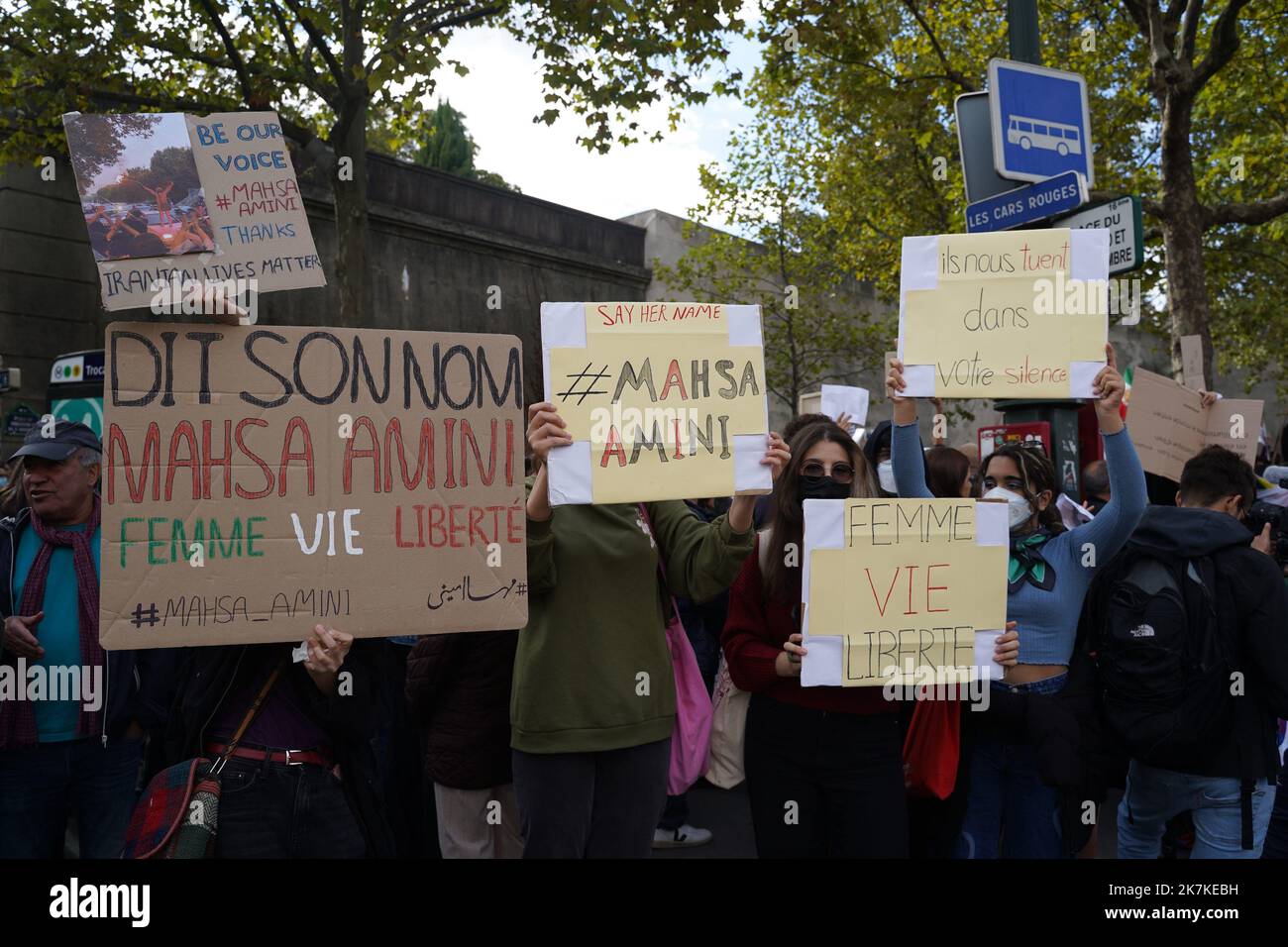 ©PHOTOPQR/LE PARISIEN/Aleister Denni ; ; 25/09/2022 ; Parvis des droits de l'Homme, Trocadéro, Paris XVI, le dimande 25 septembre 2022. Une manifestation est organisée en soutien aux femmes iranennes et pour les libertés du peuple d'Iran. La LICRA appelle à la solidarité et à la mobilisation contre la violence obscurantiste ! This manifestation a lieu a dizaine de jour après le départ de Mahsa Amini, représentée par la police des mœurs iranienne pour 'tenue indécente'. Photo : manifestation LP/Aleister Denni en faveur des femmes iraniennes à Paris sur 25 septembre Banque D'Images