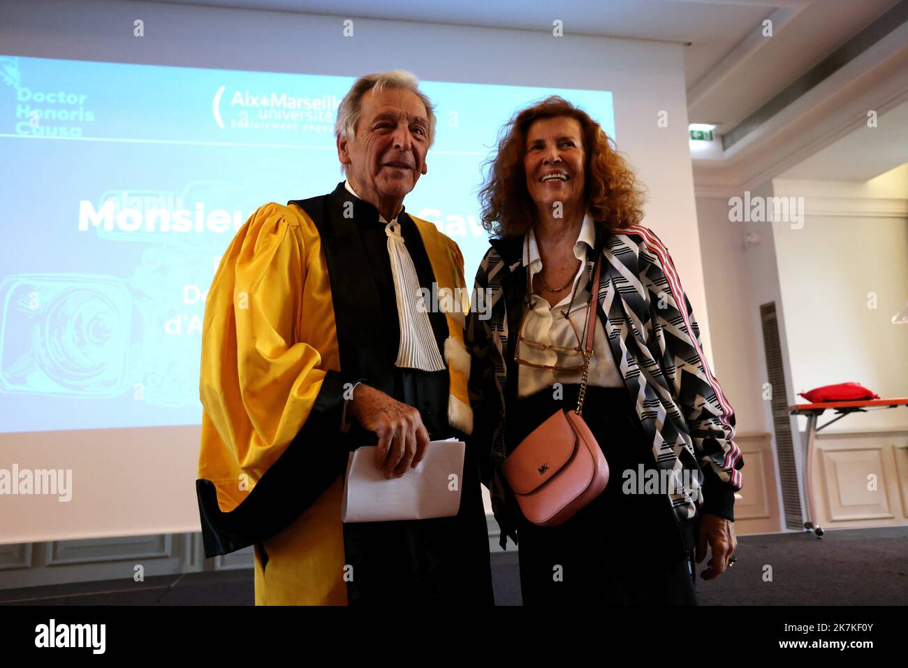 ©PHOTOPQR/LA PROVENCE/VALLAURI Nicolas ; Marseille ; 26/09/2022 ; Palais du Pharo à Marseille le cinéma franco-trec Costa-Gavras a revu le titre de Docteur Honoris Causa d'Aix Marseille Université ( AMU ) ici compacté de sa femme Michèle Ray-Gavras - Marseille, France, septembre 26th 2022 réalisateur Costa Gavras obtient le diplôme Honoris Causa de l'université Aix-Marseille Banque D'Images