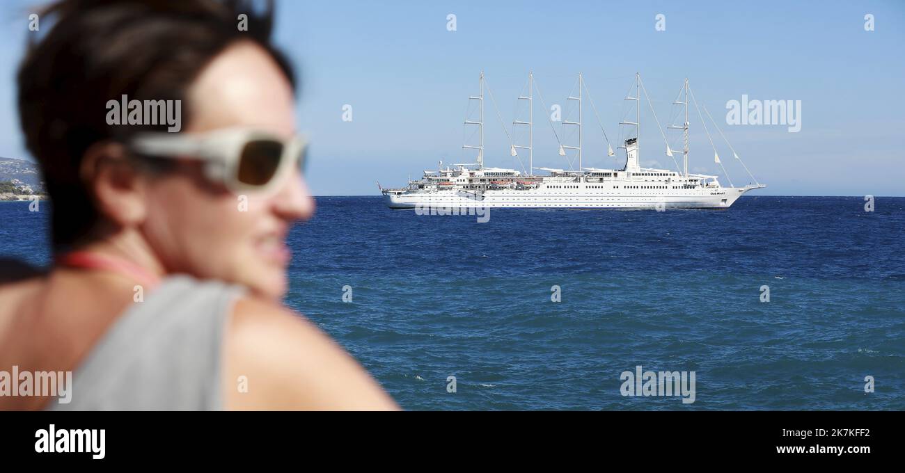 ©PHOTOPQR/NICE MATIN/Dylan Meiffret ; Menton ; 28/09/2022 ; le club Med II, plus grand voile de croisière 5 tapis au monde s'est amarré au grand port de Menton ce mercredi. - Club Med 2 est une goélette à voile à cinq mâts contrôlée par ordinateur, détenue et exploitée par Club Med et exploitée comme navire de croisière. Ici, à Menton, France, le 29 septembre 2022 Banque D'Images