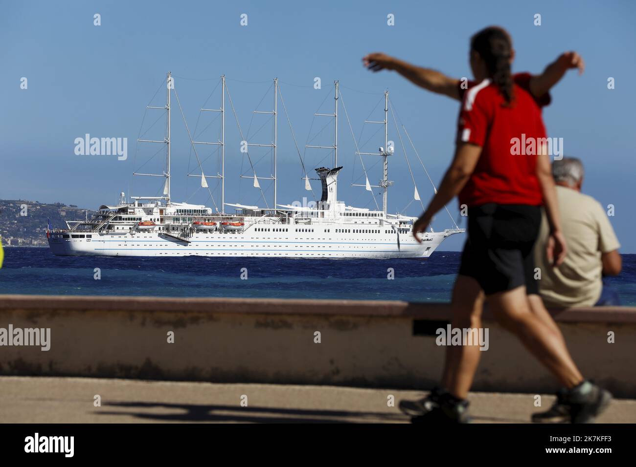 ©PHOTOPQR/NICE MATIN/Dylan Meiffret ; Menton ; 28/09/2022 ; le club Med II, plus grand voile de croisière 5 tapis au monde s'est amarré au grand port de Menton ce mercredi. - Club Med 2 est une goélette à voile à cinq mâts contrôlée par ordinateur, détenue et exploitée par Club Med et exploitée comme navire de croisière. Ici, à Menton, France, le 29 septembre 2022 Banque D'Images