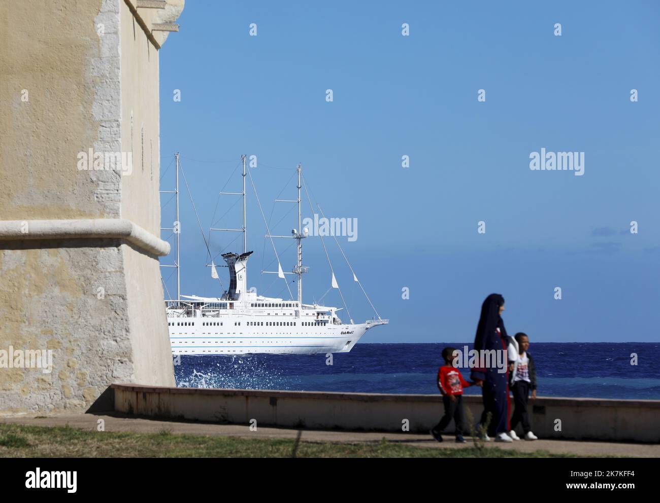 ©PHOTOPQR/NICE MATIN/Dylan Meiffret ; Menton ; 28/09/2022 ; le club Med II, plus grand voile de croisière 5 tapis au monde s'est amarré au grand port de Menton ce mercredi. - Club Med 2 est une goélette à voile à cinq mâts contrôlée par ordinateur, détenue et exploitée par Club Med et exploitée comme navire de croisière. Ici, à Menton, France, le 29 septembre 2022 Banque D'Images