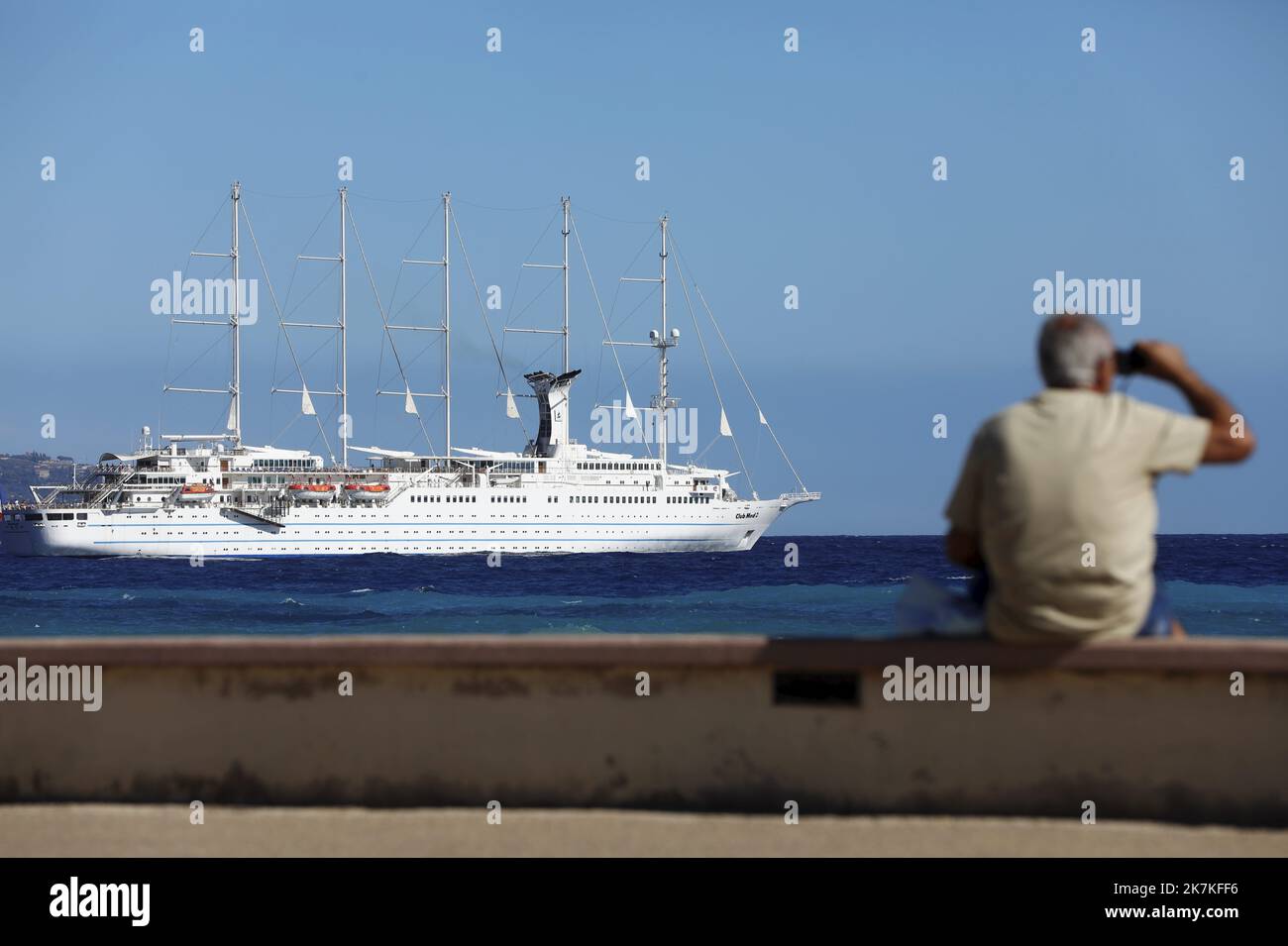 ©PHOTOPQR/NICE MATIN/Dylan Meiffret ; Menton ; 28/09/2022 ; le club Med II, plus grand voile de croisière 5 tapis au monde s'est amarré au grand port de Menton ce mercredi. - Club Med 2 est une goélette à voile à cinq mâts contrôlée par ordinateur, détenue et exploitée par Club Med et exploitée comme navire de croisière. Ici, à Menton, France, le 29 septembre 2022 Banque D'Images