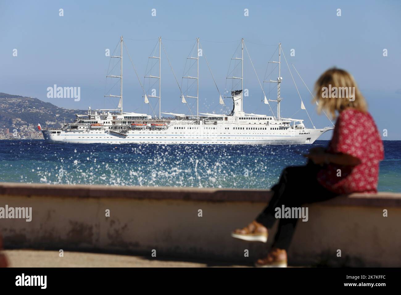 ©PHOTOPQR/NICE MATIN/Dylan Meiffret ; Menton ; 28/09/2022 ; le club Med II, plus grand voile de croisière 5 tapis au monde s'est amarré au grand port de Menton ce mercredi. - Club Med 2 est une goélette à voile à cinq mâts contrôlée par ordinateur, détenue et exploitée par Club Med et exploitée comme navire de croisière. Ici, à Menton, France, le 29 septembre 2022 Banque D'Images