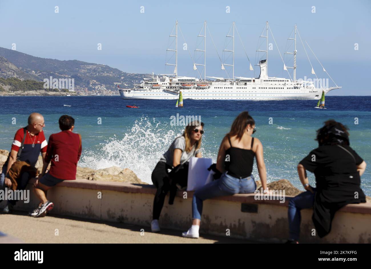 ©PHOTOPQR/NICE MATIN/Dylan Meiffret ; Menton ; 28/09/2022 ; le club Med II, plus grand voile de croisière 5 tapis au monde s'est amarré au grand port de Menton ce mercredi. - Club Med 2 est une goélette à voile à cinq mâts contrôlée par ordinateur, détenue et exploitée par Club Med et exploitée comme navire de croisière. Ici, à Menton, France, le 29 septembre 2022 Banque D'Images