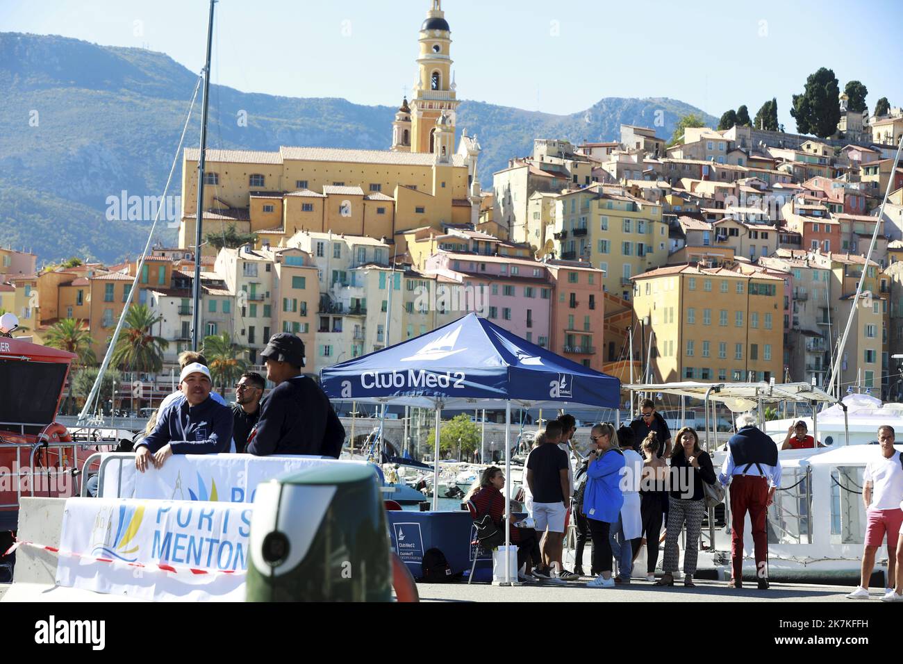 ©PHOTOPQR/NICE MATIN/Dylan Meiffret ; Menton ; 28/09/2022 ; le club Med II, plus grand voile de croisière 5 tapis au monde s'est amarré au grand port de Menton ce mercredi. - Club Med 2 est une goélette à voile à cinq mâts contrôlée par ordinateur, détenue et exploitée par Club Med et exploitée comme navire de croisière. Ici, à Menton, France, le 29 septembre 2022 Banque D'Images