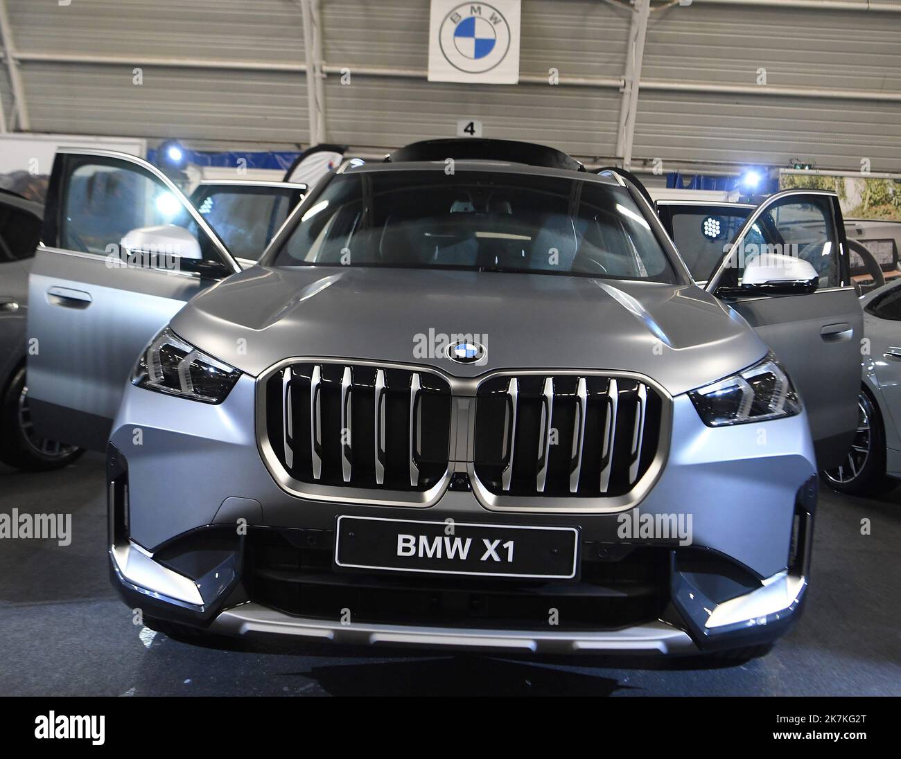 ©Mourad ALLILI/MAXPPP - 29/09/2022 Bourgoin jallieu le 29/09/2022 : Sortie nationale du nouveau BMW X1 qui se décline sous-ratiement toutes les énergies possibles pour supprimer l'un des leaders de son segment au salon de l'auto du dauphine libère a Bourgoin jallieu Bourgoin Jallieu, France, sept 29th 2022 Présentation de la BMW X1 disponible sur le marché automobile français Banque D'Images