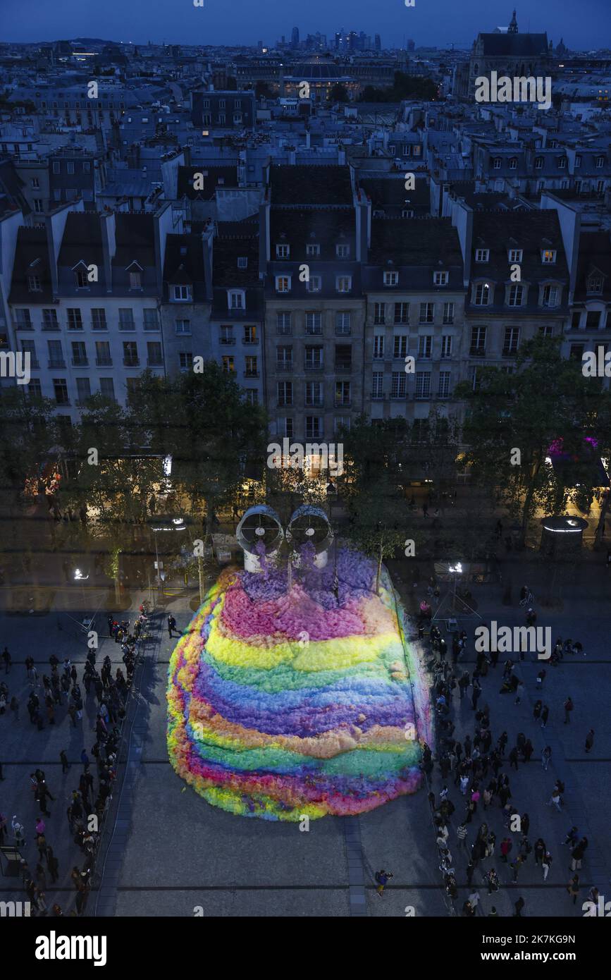 ©PHOTOPQR/LE PARISIEN/olivier corsan ; Paris ; 30/09/2022 ; Paris, France, le 30 septembre 2022. Visite de presse de la nuit Blanche 2022 de Paris en raison de la présence de Carine Rolland, joint à la Maire de Paris en charge de la culture et de la ville du quart d'heure et de Kitty Hartl, directrice artistique - Ile de Foam de Stéphanie Lüning. Sculpture de mousse monumentale, Piazza Beaubourg photo : LP /Olivier Corsan Paris, France, 30 septembre 2022. Visite de presse de la nuit Blanche 2022 à Paris en présence de Carine Rolland, Maire adjoint de Paris en charge de la culture et du quart d'heure c Banque D'Images