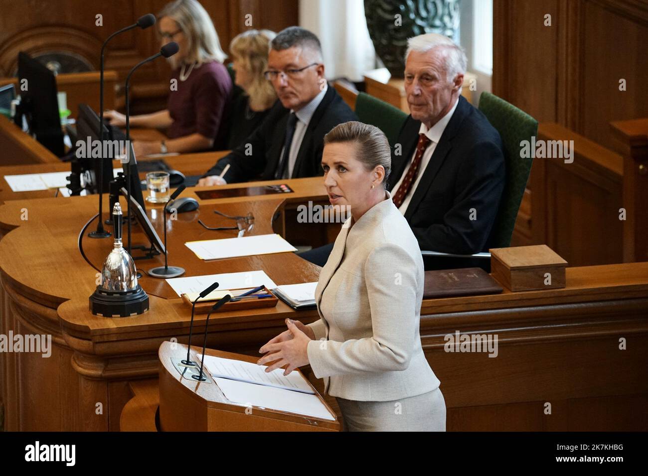 ©Thibault Savary / le Pictorium / MAXPPP - Copenhague 04/10/2022 Thibault Savary / le Pictorium - 4/10/2022 - Danemark / Copenhague - mette Frederiksen fait un décourage de politique générale avec les mémoires du Parlement Danois et la famille royale à l'occasion de la session de clôture. / 4/10/2022 - Danemark / Copenhague - Danish PM mette Frederiksen premier discours après la réouverture du Parlement, devant les membres du Parlement et la famille royale du Danemark. Banque D'Images