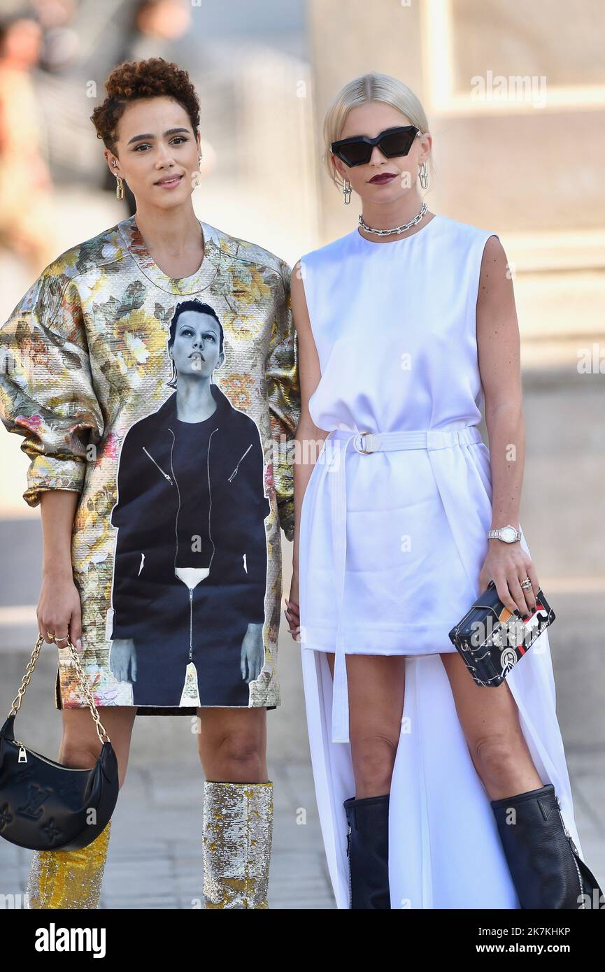 ©Agence Franck Castel/MAXPPP - 04/10/2022 Nathalie Emmanuel, Caroline Daur Louis Vuitton en extérieur arrivées Paris Fashion week vêtements pour femmes Printemps été 2023 Banque D'Images