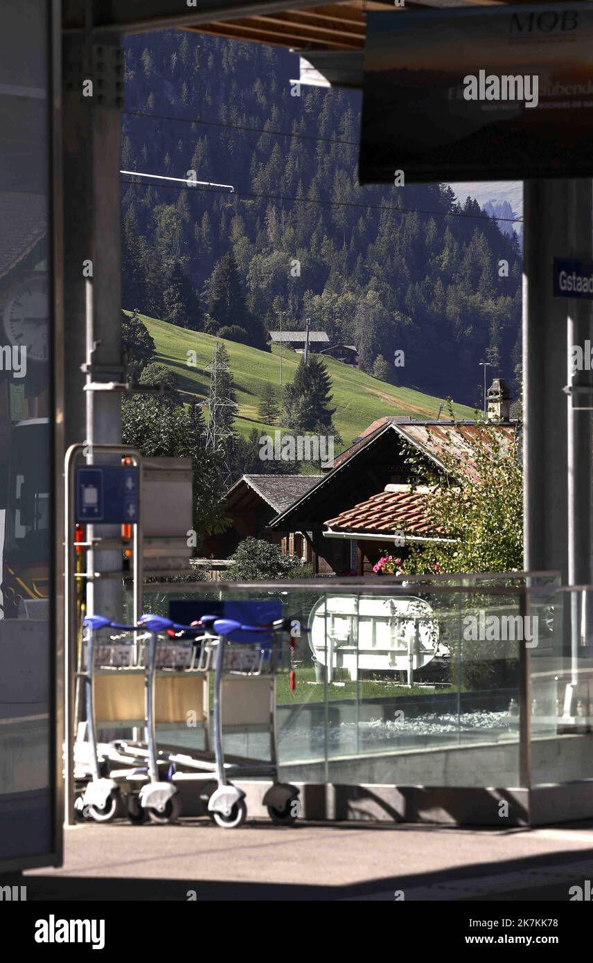 ©François Glories/MAXPPP - 20/09/2022 la gare de Gstaad, dans la localité de Gstaad, appartenait à la commune suisse de Saanen, dans le canton de Berne. Il est situé à une altitude de 1 049,1 mètres. Servi par le MOB (Montreux Oberland Bernois) avec son train panoramique GoldenPass Express. Gstaad Suisse. 09 novembre 2022 Banque D'Images