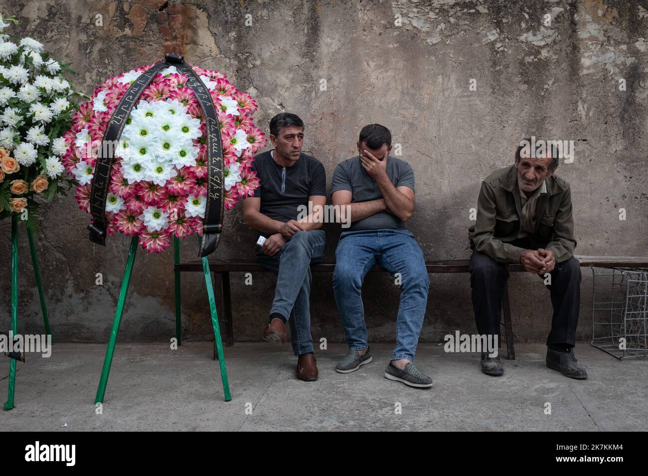 ©Chris Huby / le Pictorium/MAXPPP - Tegh 22/09/2022 Chris Huby / le Pictorium - 22/9/2022 - armenie / syunik / Tegh - Armenie / Village de Tegh - Jour de deuil. Artur, un berger de 34 ans, a ete tue dans les bombardements azeris du 13 septembre (la guerre des deux jours). Son père Mais, sa famille et tous les voiins sont venus lui rendu un hommage plus triste. / 22/9/2022 - Arménie / syunik / Tegh - Arménie / Tegh village - jour de deuil. Artur, un berger de 34 ans, a été tué dans les bombardements azéris de 13 septembre (la guerre de deux jours). Son père Mais, sa famille et tous les voisins ca Banque D'Images