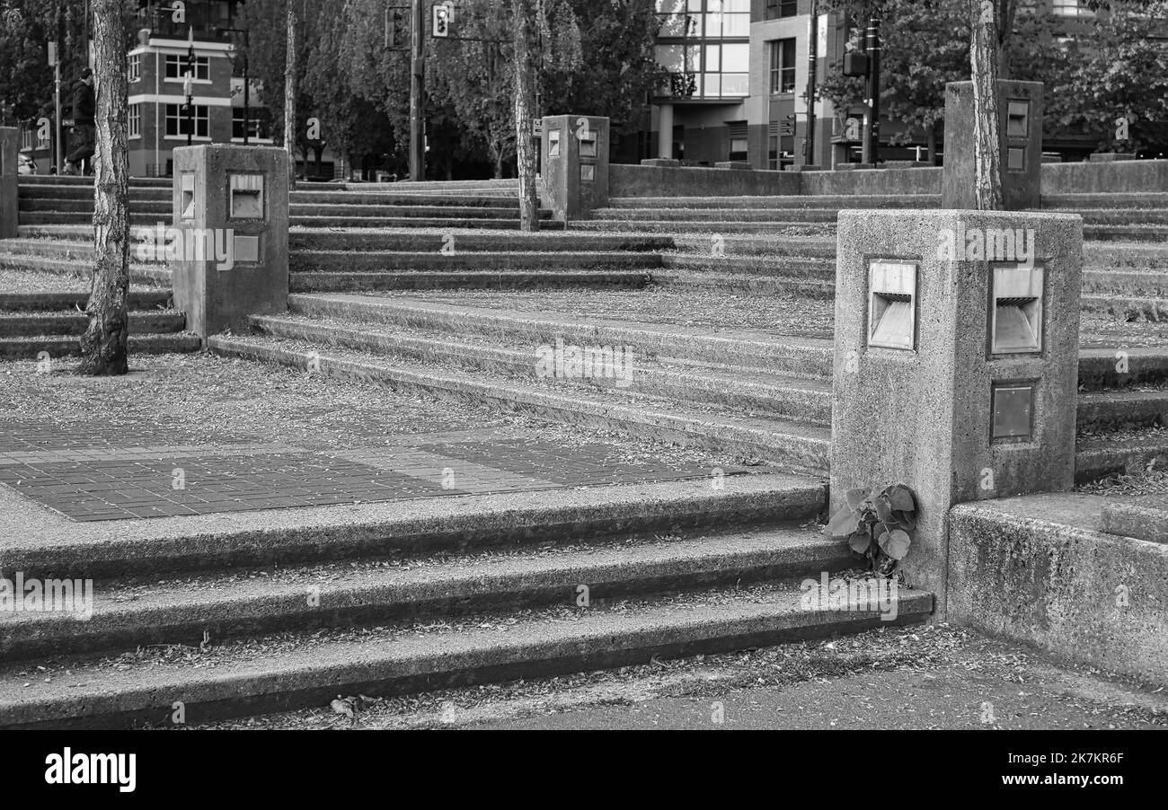 Escaliers abstraits dans la ville. Escaliers abstraits, escaliers en ciment, escalier en pierre large souvent vu sur les monuments et les monuments, escaliers en pierre larges, escaliers, diagonal Banque D'Images