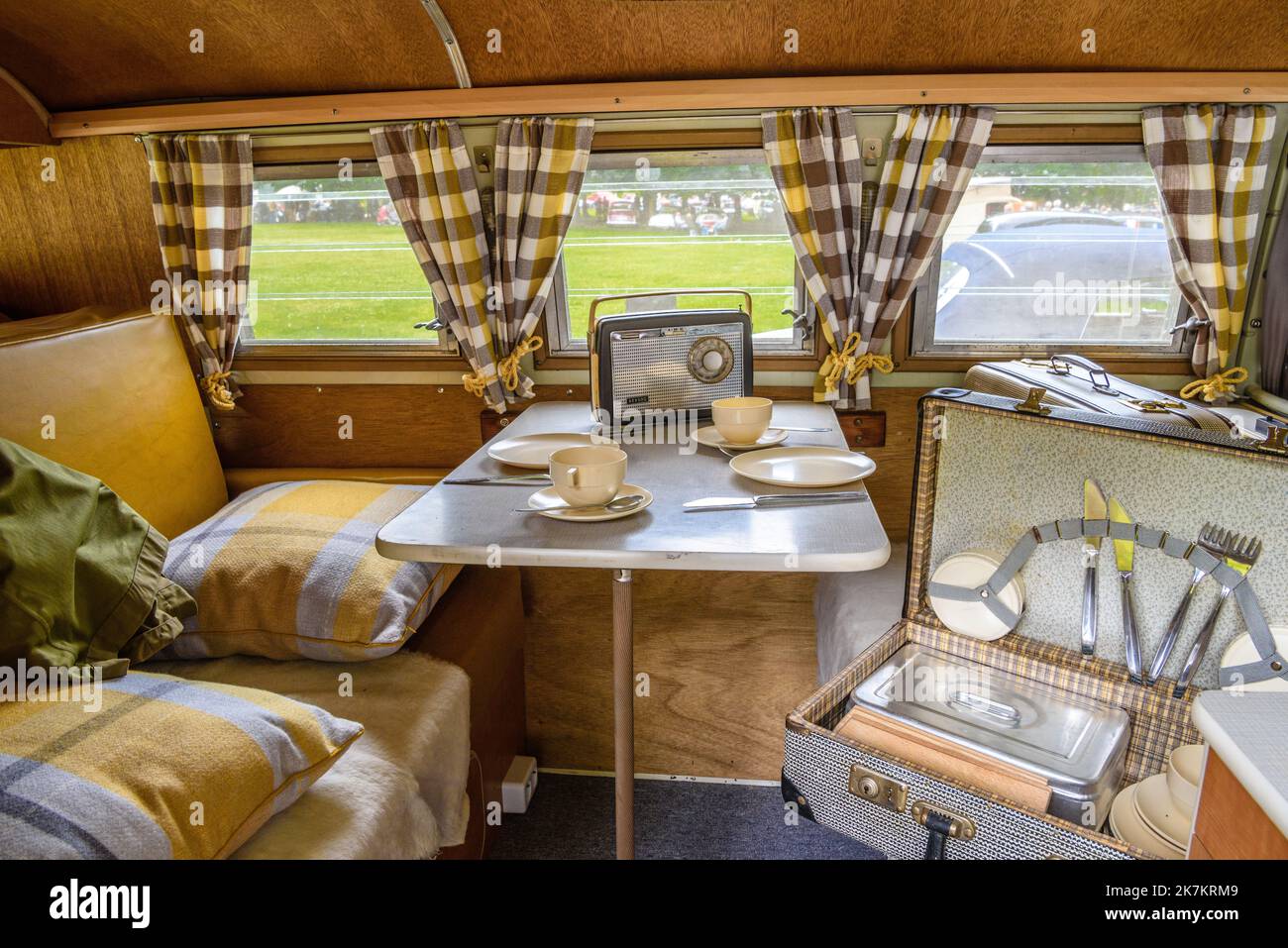 BADEN BADEN, ALLEMAGNE - JUILLET 2019: Intérieur avec tables et meubles en VOLKSWAGEN WESTFALIA CAMPER VW T1 TYPE 2 caravane maison microbus petit bus 1959 Banque D'Images