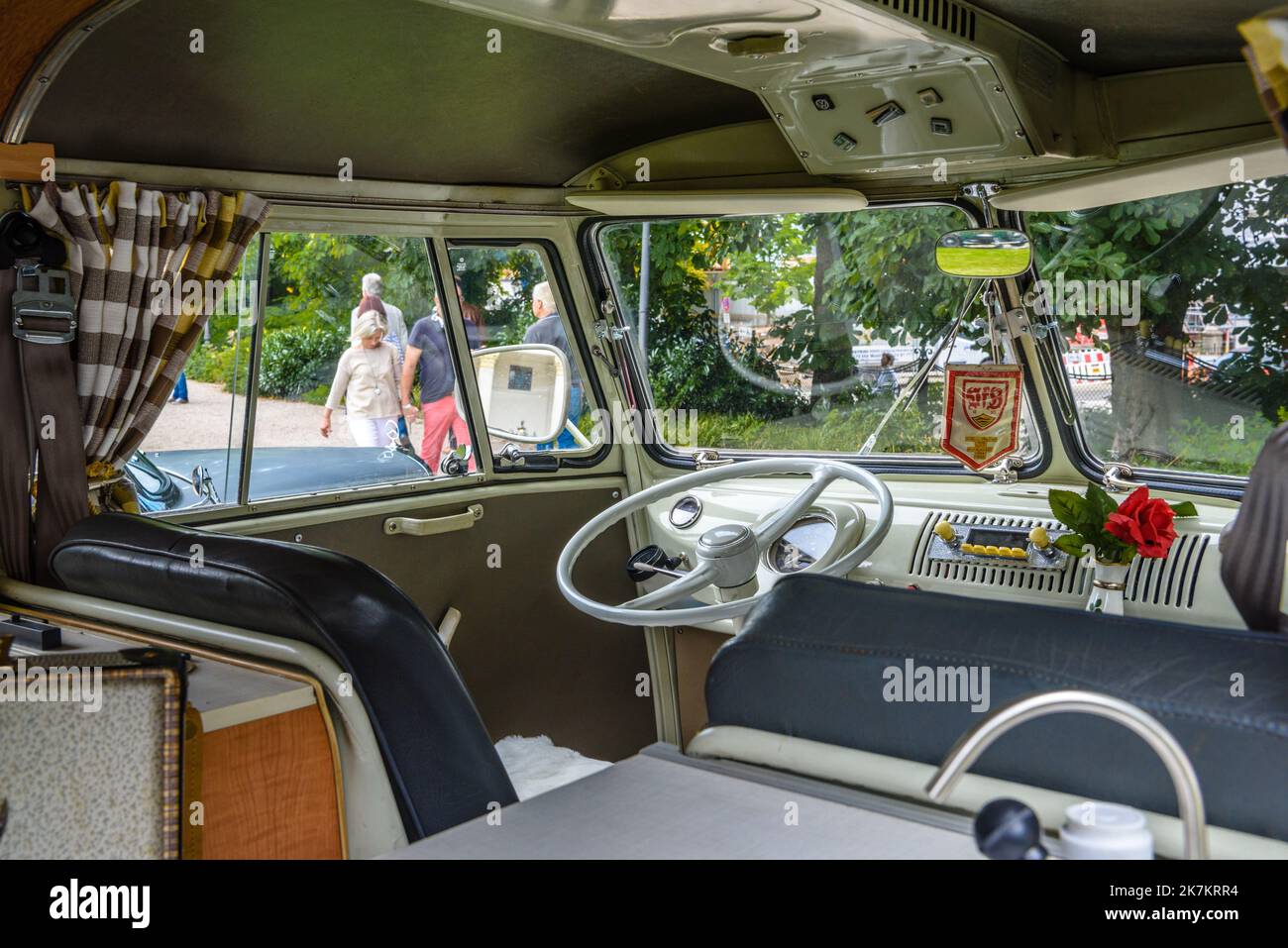 BADEN BADEN, ALLEMAGNE - JUILLET 2019: Intérieur de VOLKSWAGEN WESTFALIA CAMPING VW T1 TYPE 2 caravane maison microbus petit bus 1959, oldtimer réunion à Kurp Banque D'Images