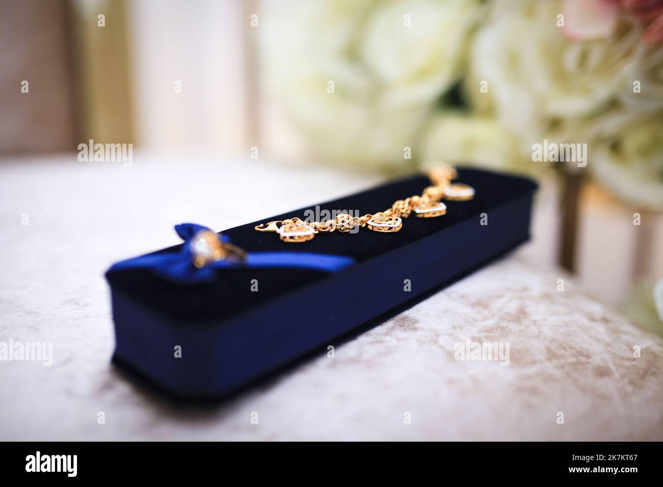 Magnifique bracelet doré avec des diamants. Bracelet mariage mariée. Banque D'Images