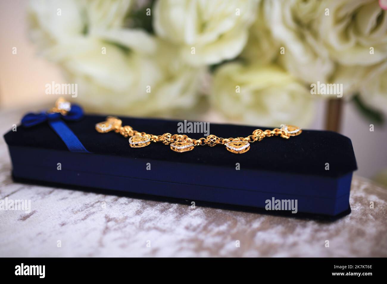 Magnifique bracelet doré avec des diamants. Bracelet mariage mariée. Banque D'Images
