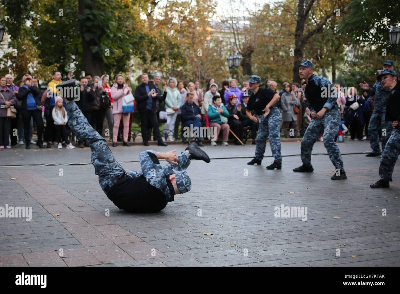 Odessa, Ukraine. 15th octobre 2022. Les danseurs du Centre d'art musical militaire des Forces navales se produisent devant le public. Le concert « avec une chanson pour la victoire » a eu lieu au jardin de la ville. Pour soutenir l'esprit de combat des héros de l'Ukraine, des œuvres musicales ont été exécutées par le Centre d'art musical des Forces militaires et navales. (Photo de Viacheslav Onyshchenko/SOPA Images/Sipa USA) crédit: SIPA USA/Alay Live News Banque D'Images