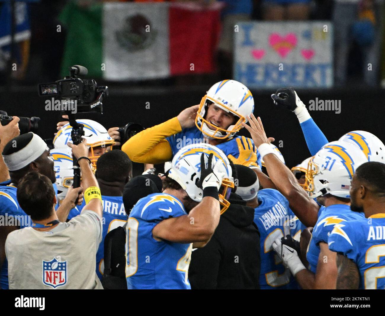 Dustin Hopkins, le kicker des Chargers de Los Angeles, est levé dans les airs par ses coéquipiers après avoir donné un coup de pied au but gagnant du match contre les Broncos de Denver en heures supplémentaires au stade SOFI d'Inglewood, en Californie, lundi, 17 octobre 2022. Les Chargers battent les Broncos 19-16 photo de Jon SooHoo/UPI Banque D'Images