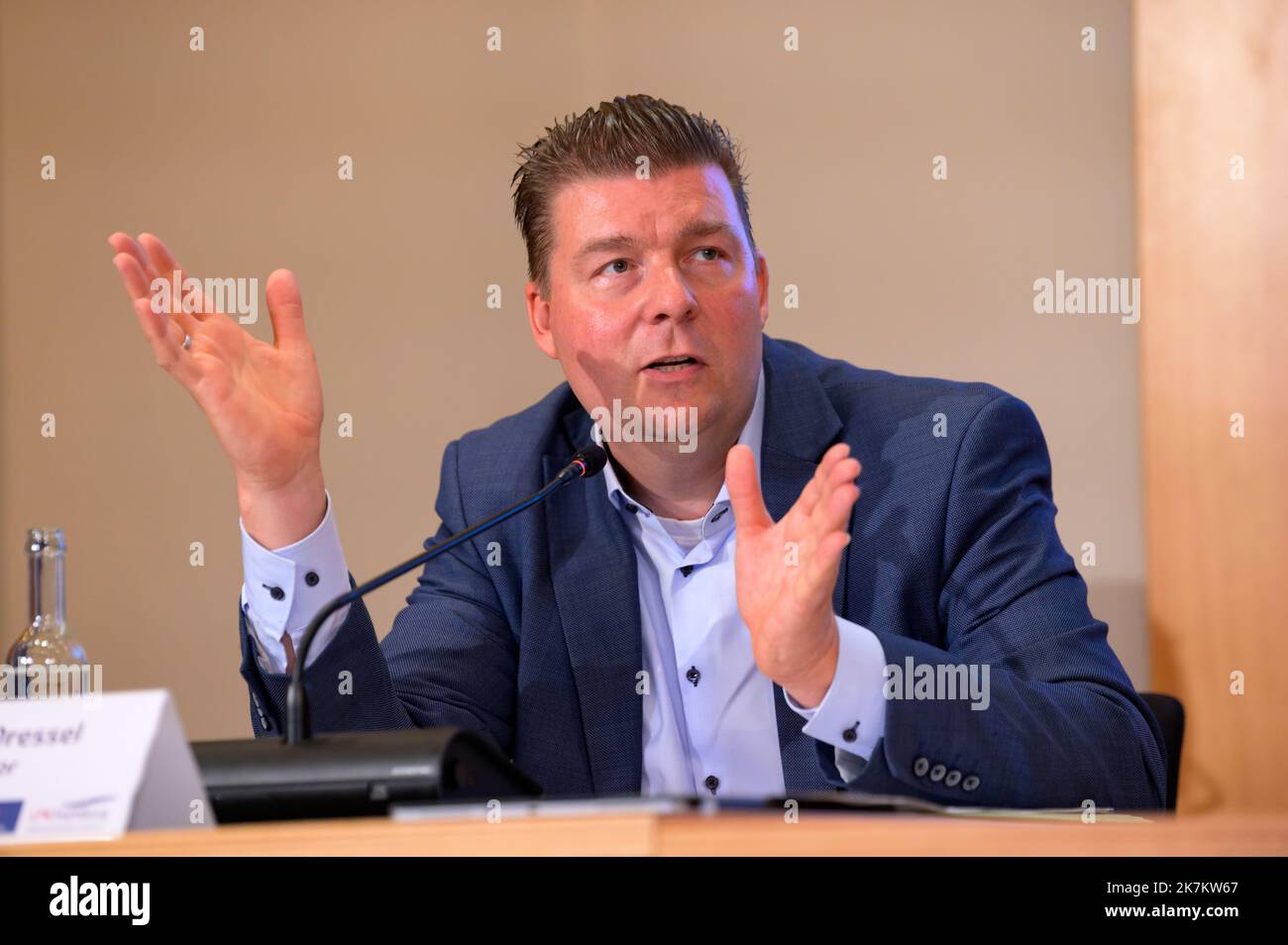 Hambourg, Allemagne. 16th août 2022. Andreas Dressel (SPD), sénateur des Finances à Hambourg, présente les mesures d'économie d'énergie de la ville de Hambourg lors de la conférence de presse de l'État à l'Hôtel de ville après la réunion du Sénat. Credit: Jonas Walzberg/dpa/Alay Live News Banque D'Images
